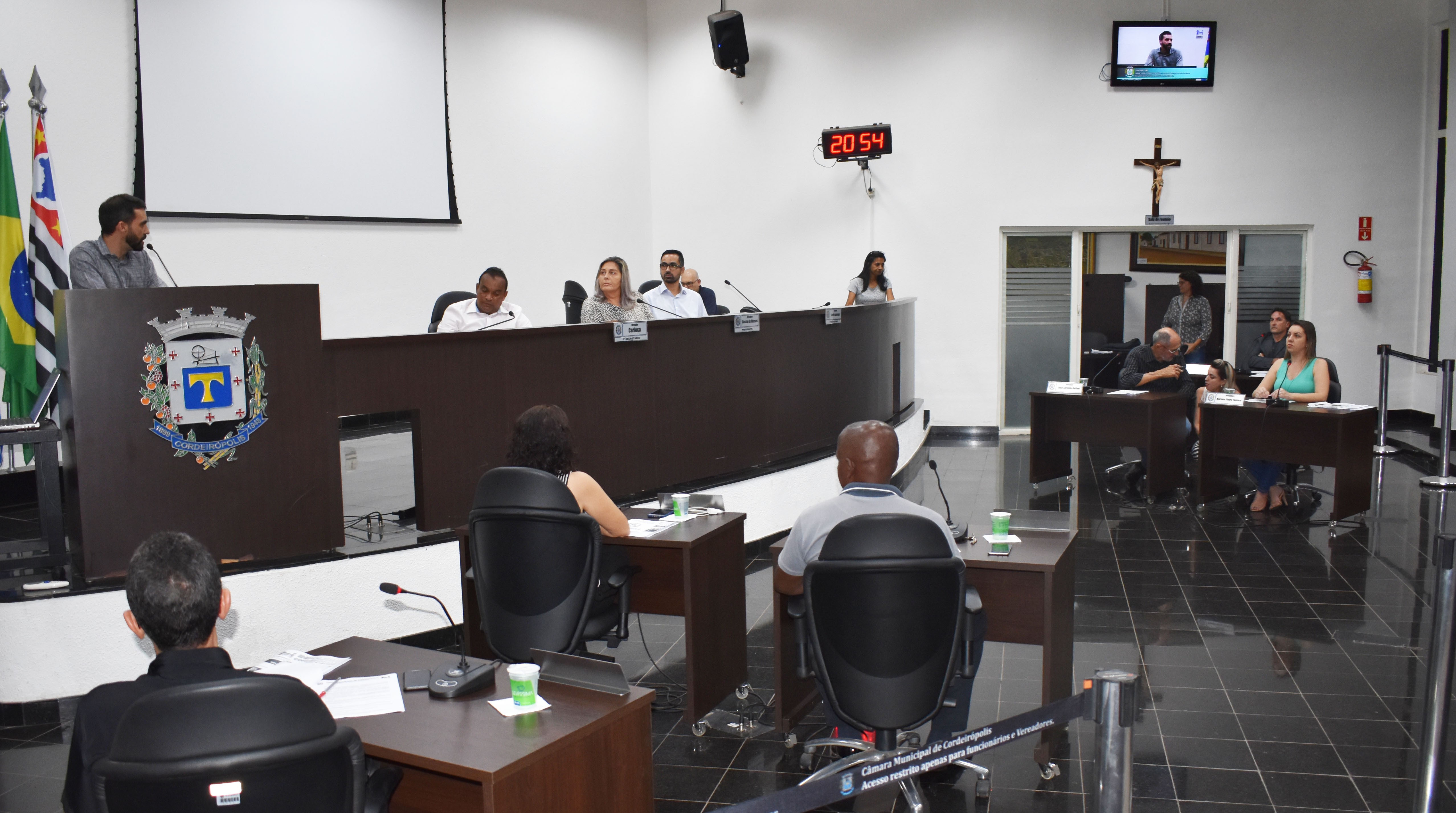 Imagem da notícia: Vereadores aprovam projeto que extinguem cargos 