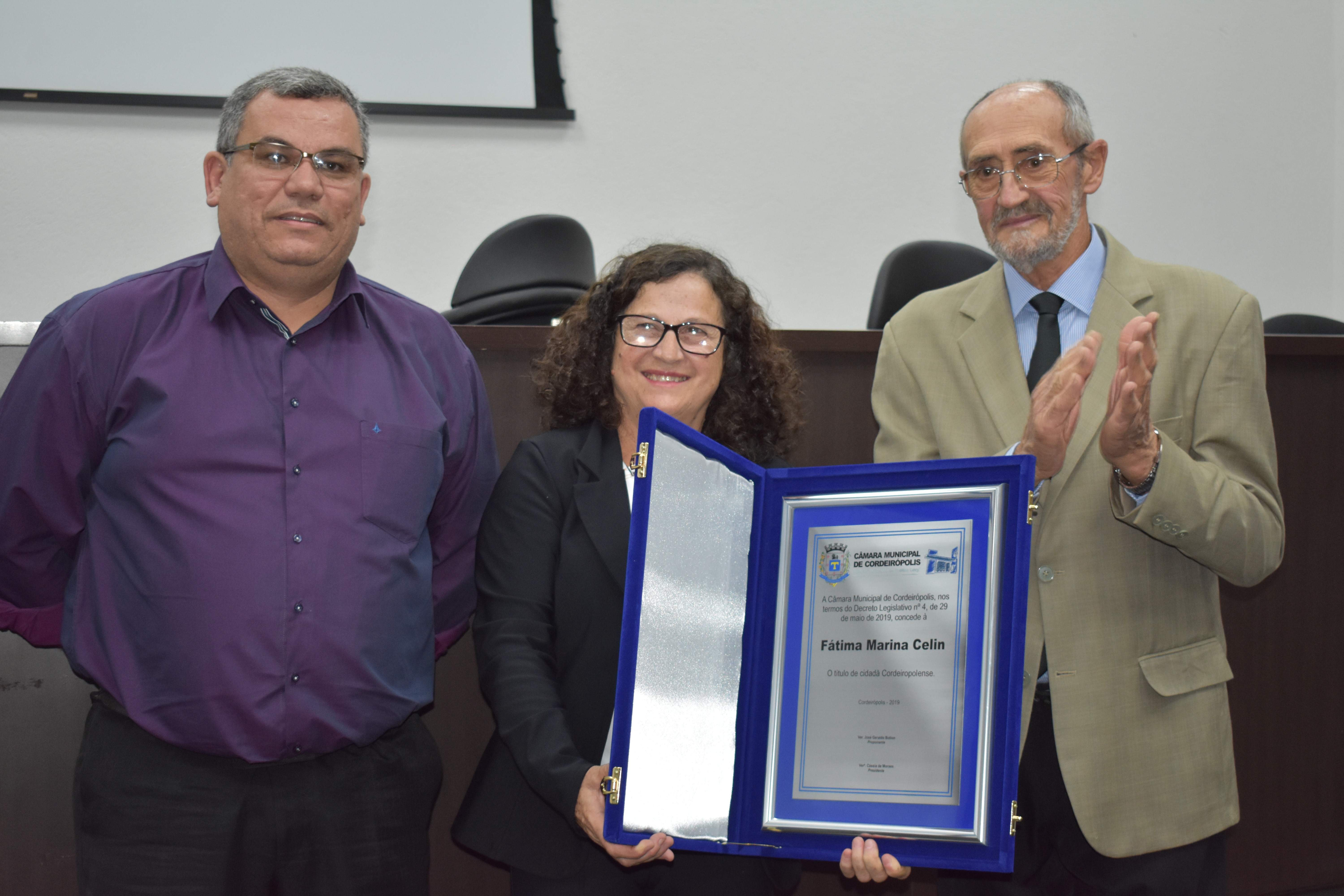 Imagem da notícia: Fátima Marina Celin recebe título de cidadã cordeiropolense