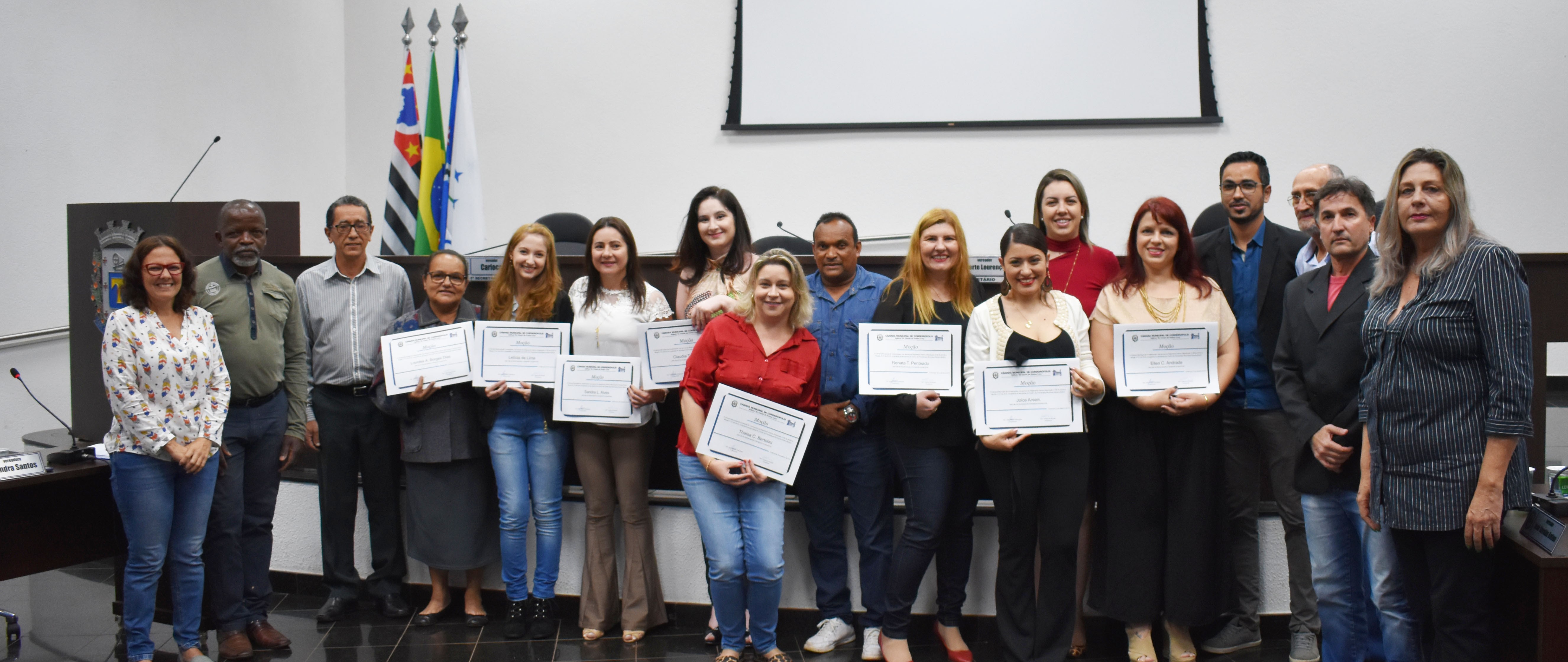 Imagem da notícia: Funcionárias do Centro de Fisioterapia recebem homenagem na Câmara