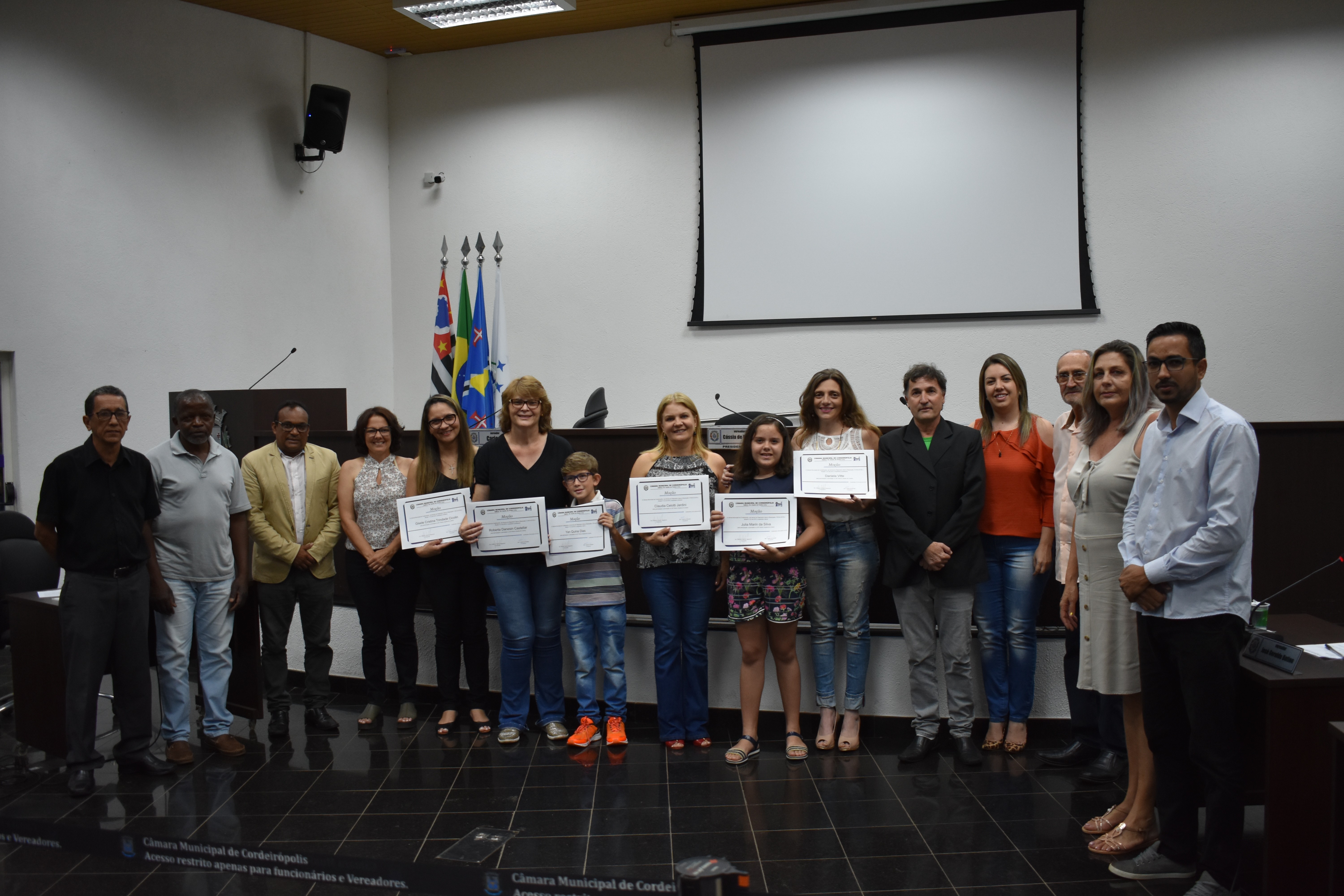 Imagem da notícia: Professoras, diretoras e alunos recebem Moção durante Sessão