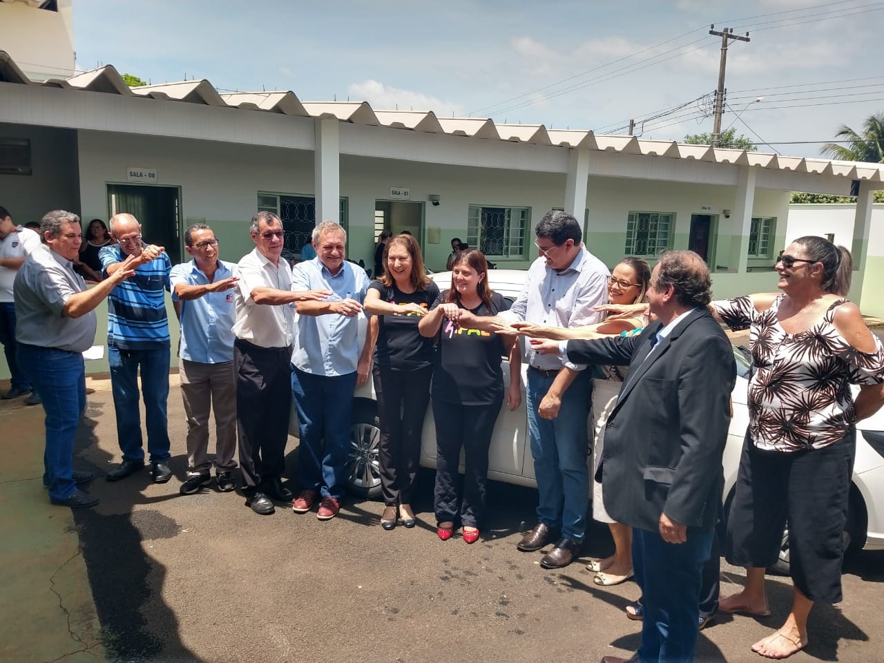 Imagem da notícia: Vereadores participam da entrega de novo veículo à Apae