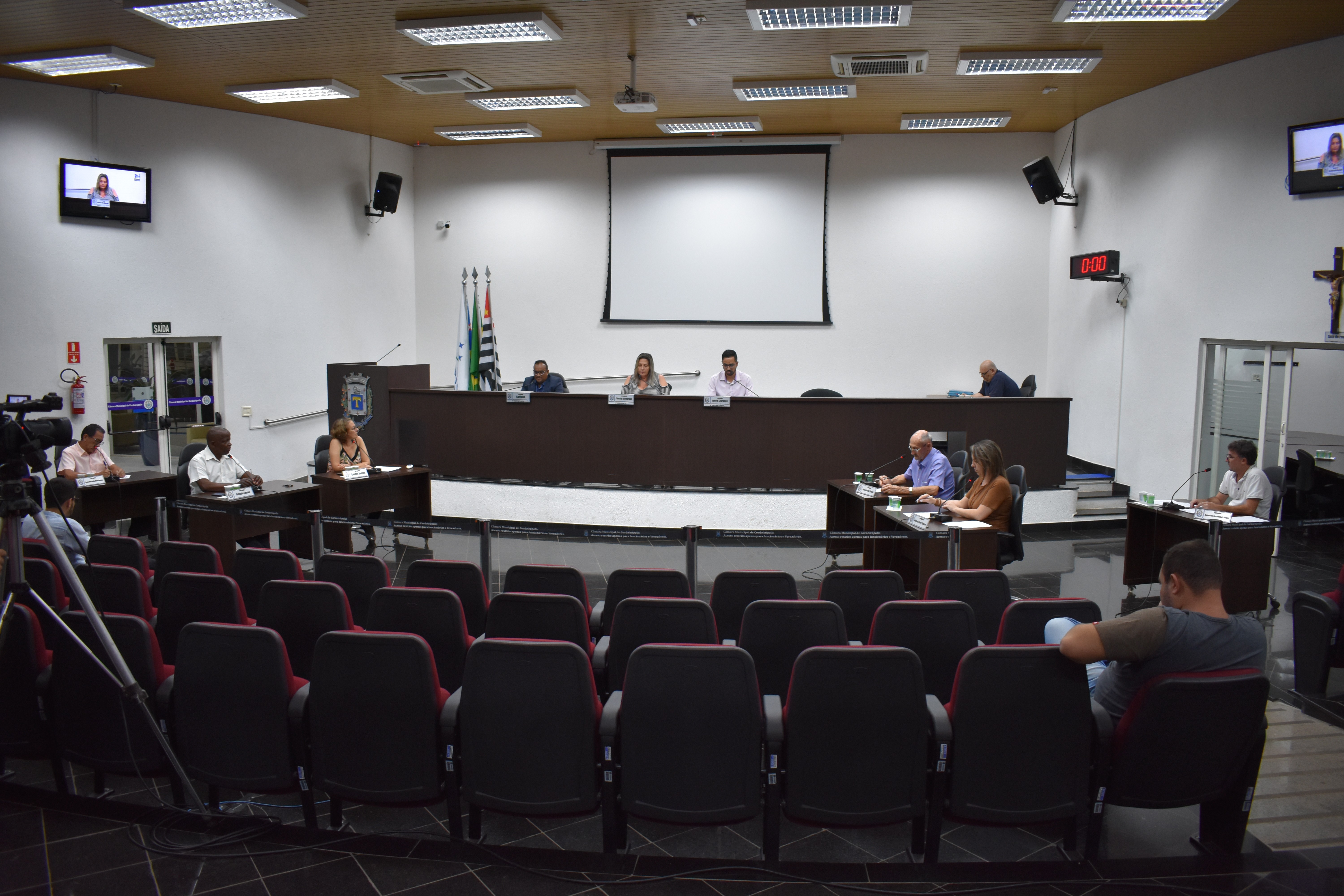 Imagem da notícia: Propositura aprovada regulariza referências de cargos da Prefeitura