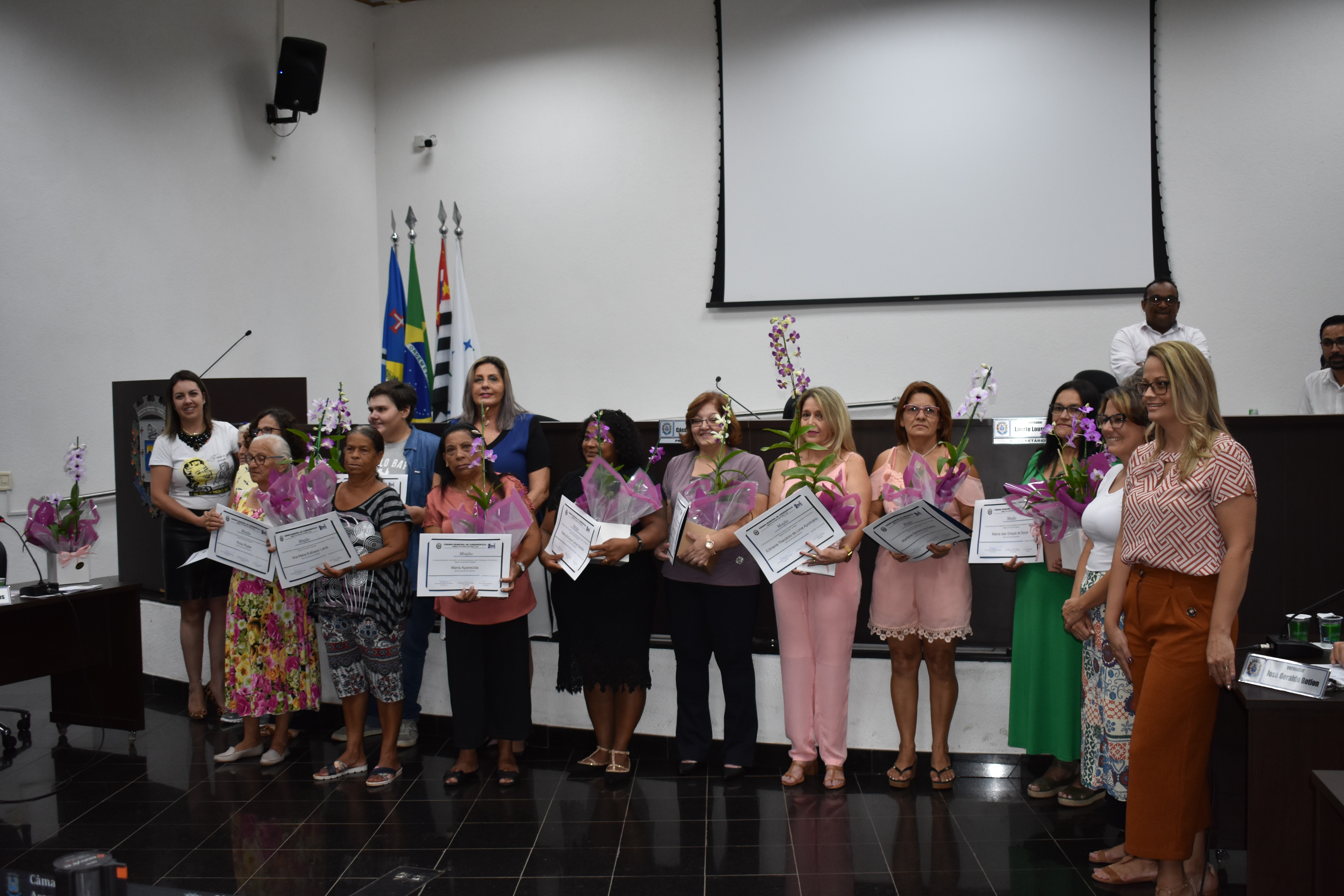Imagem da notícia: Vereadora Sandra Santos faz entrega de Moção pelo Dia Internacional das Mulheres