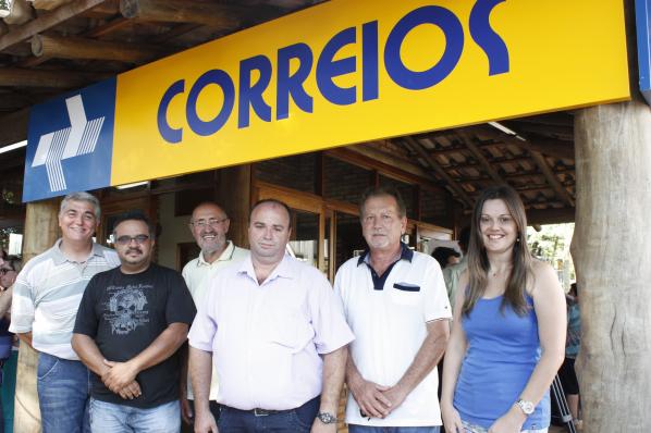 Imagem da notícia: Vereadores participam de inauguração de agência