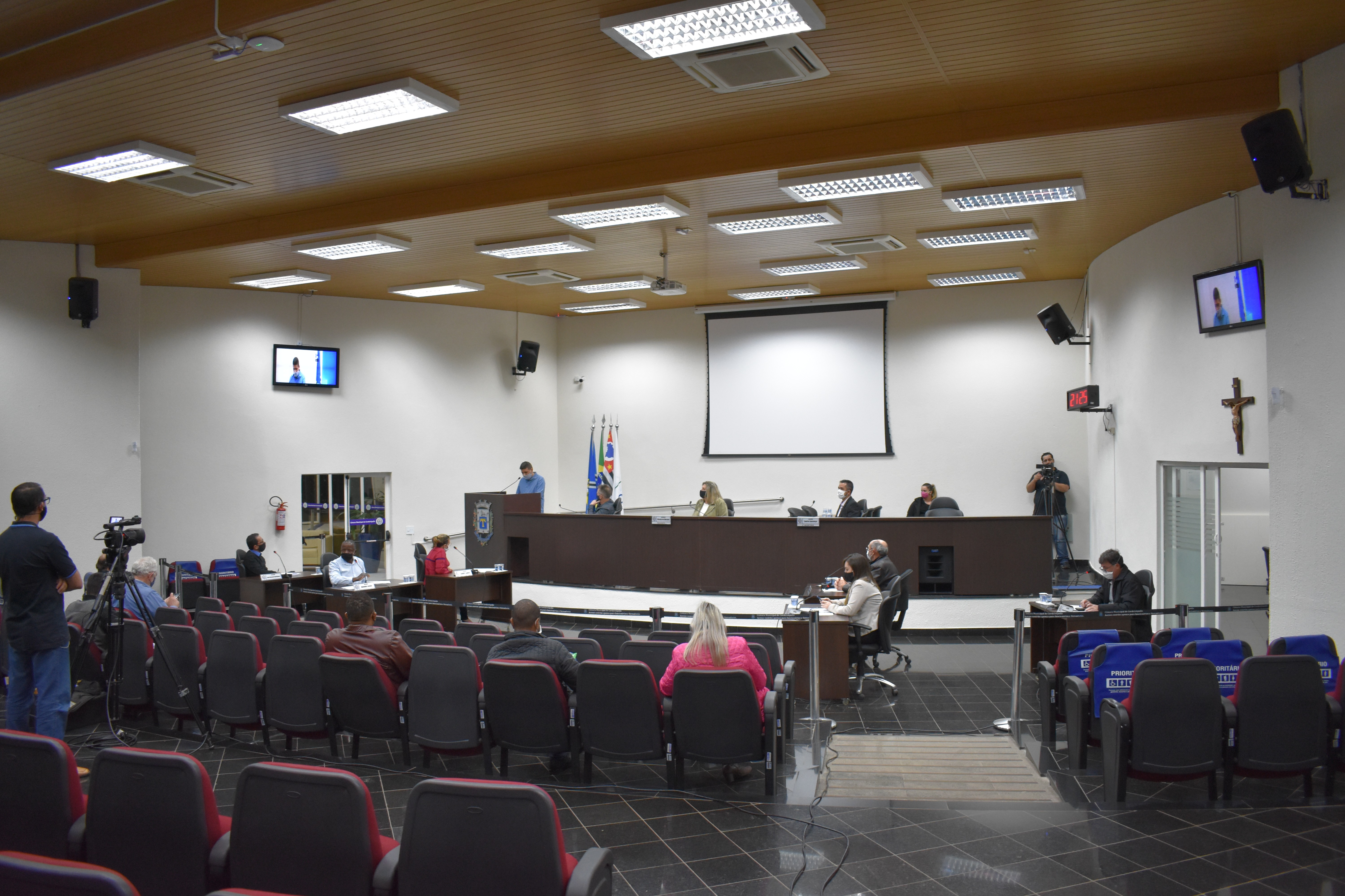 Imagem da notícia: Vereadores aprovam prorrogação para construção de muros e calçadas