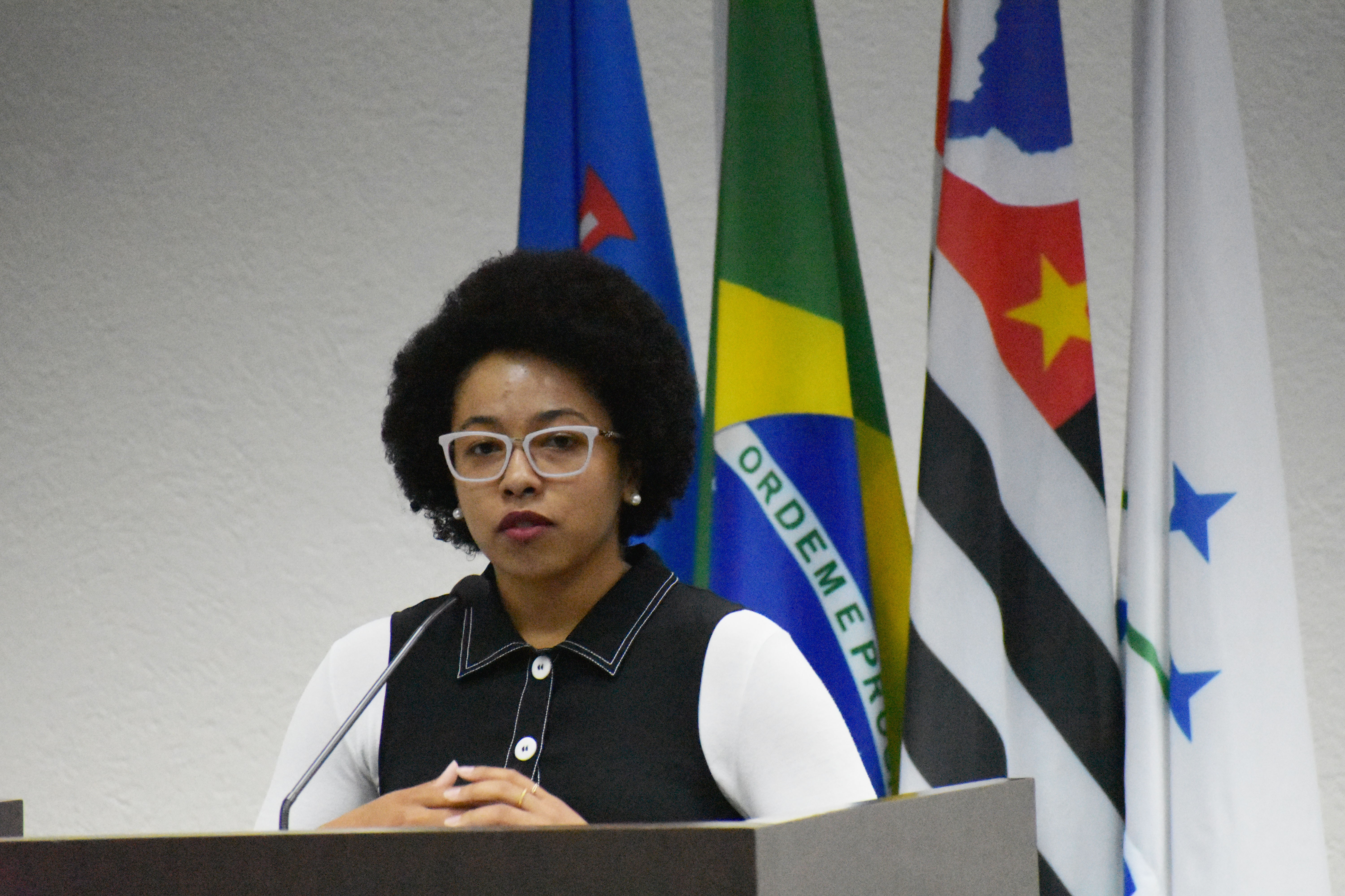 Imagem da notícia: Estudante faz uso da Tribuna Livre para explanar sobre a importância das cotas raciais e inserção do negro na sociedade