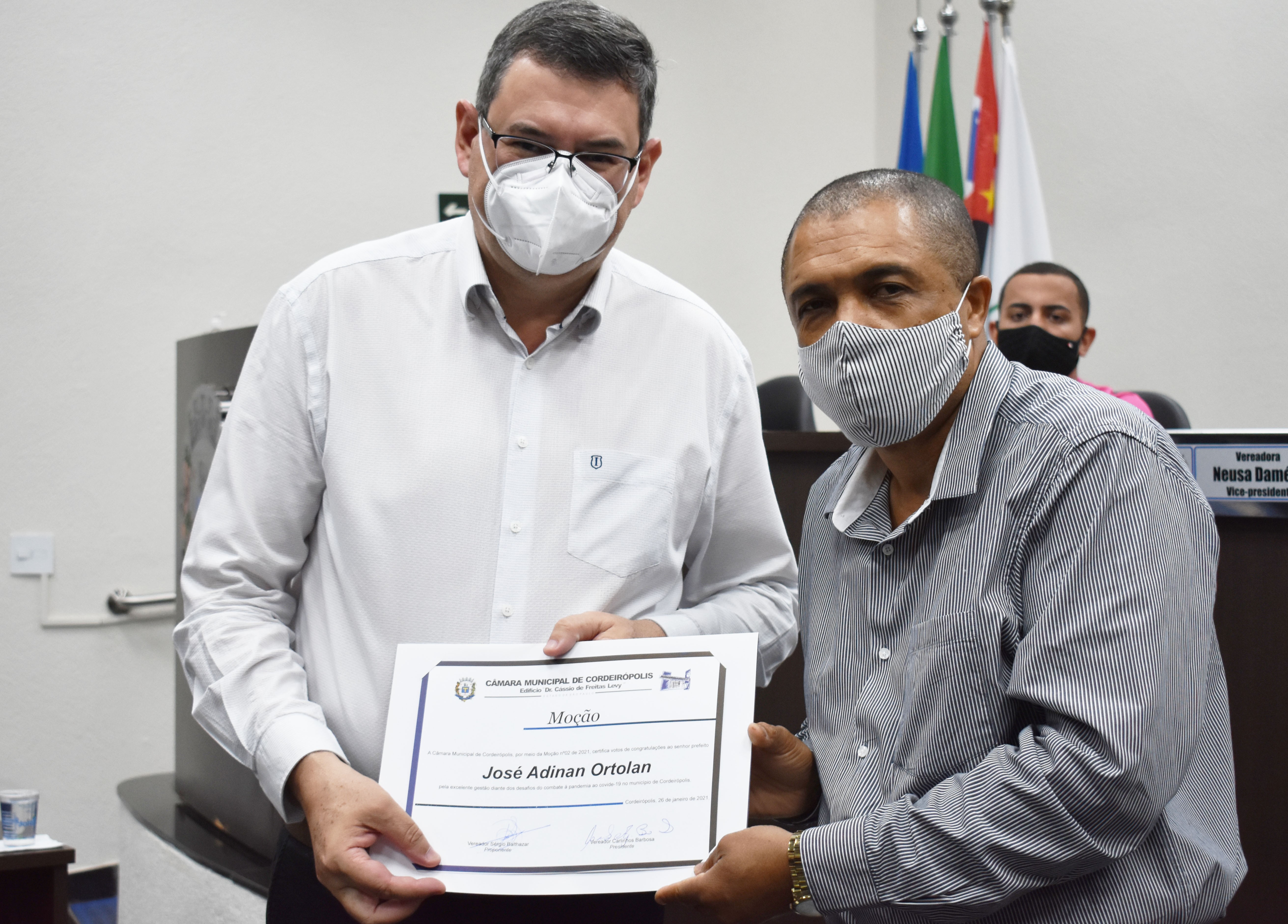 Imagem da notícia: Vereador Sérgio Balthazar entrega Moção de congratulações ao prefeito Adinan pela atuação de combate a covid  