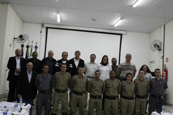 Imagem da notícia: Bombeiros civis são apresentados em sessão