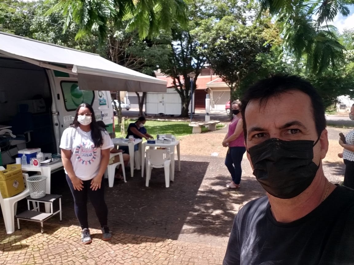 Imagem da notícia: Vereador Valmir Sanches acompanha o vacimóvel na região sul da cidade 