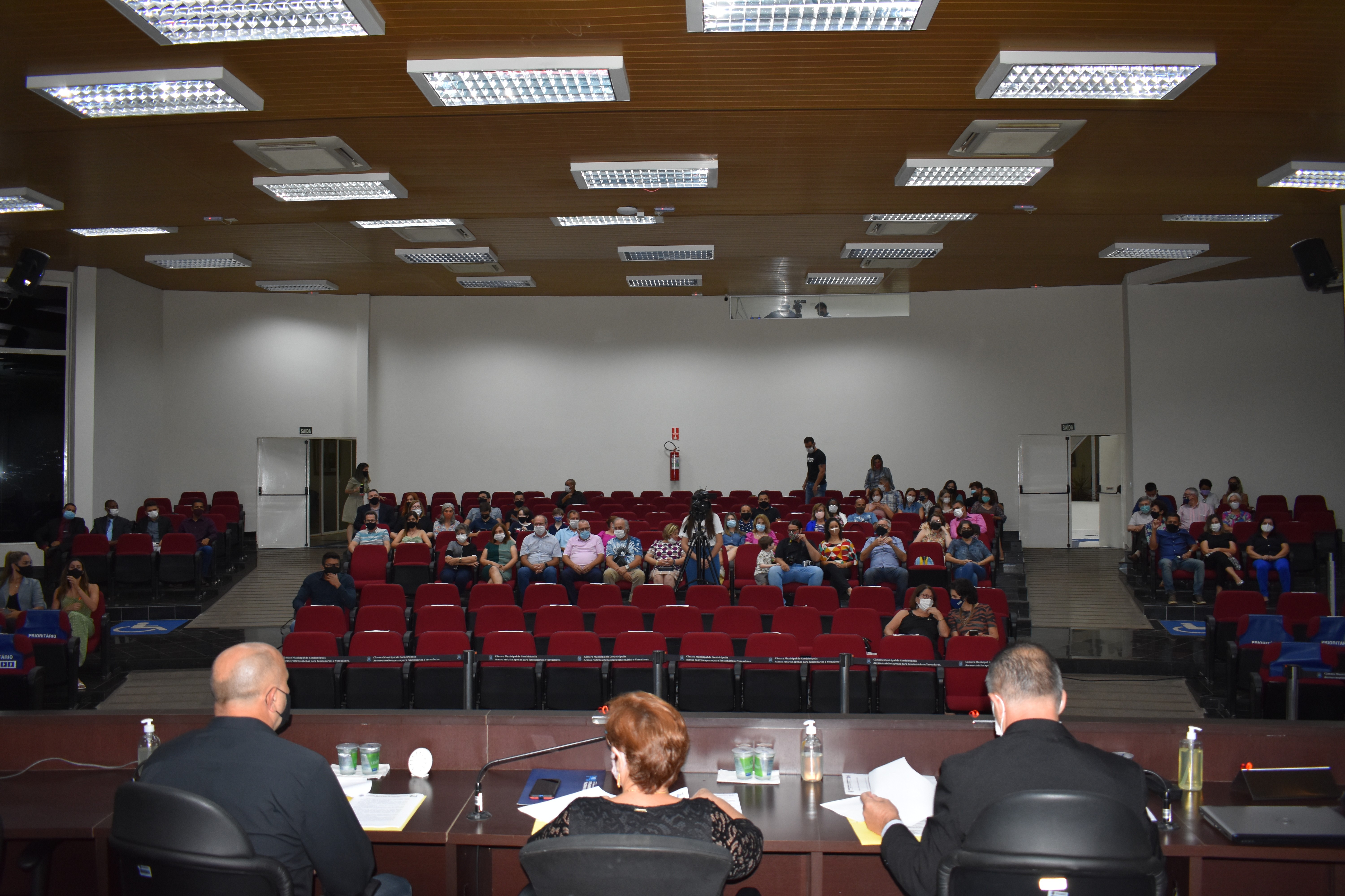 Imagem da notícia:  Vereadores fazem entregas de homenagens a cordeiropolenses