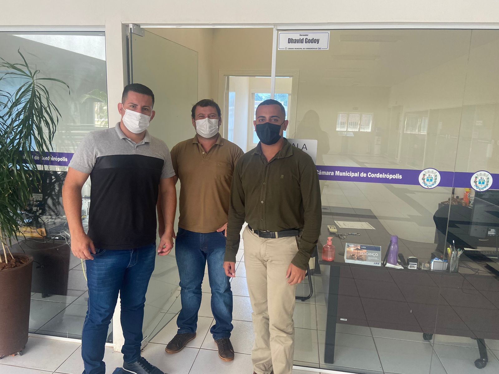 Imagem da notícia: Vereador Dhavid realiza reunião para verificar a melhorias na entrada de condomínio