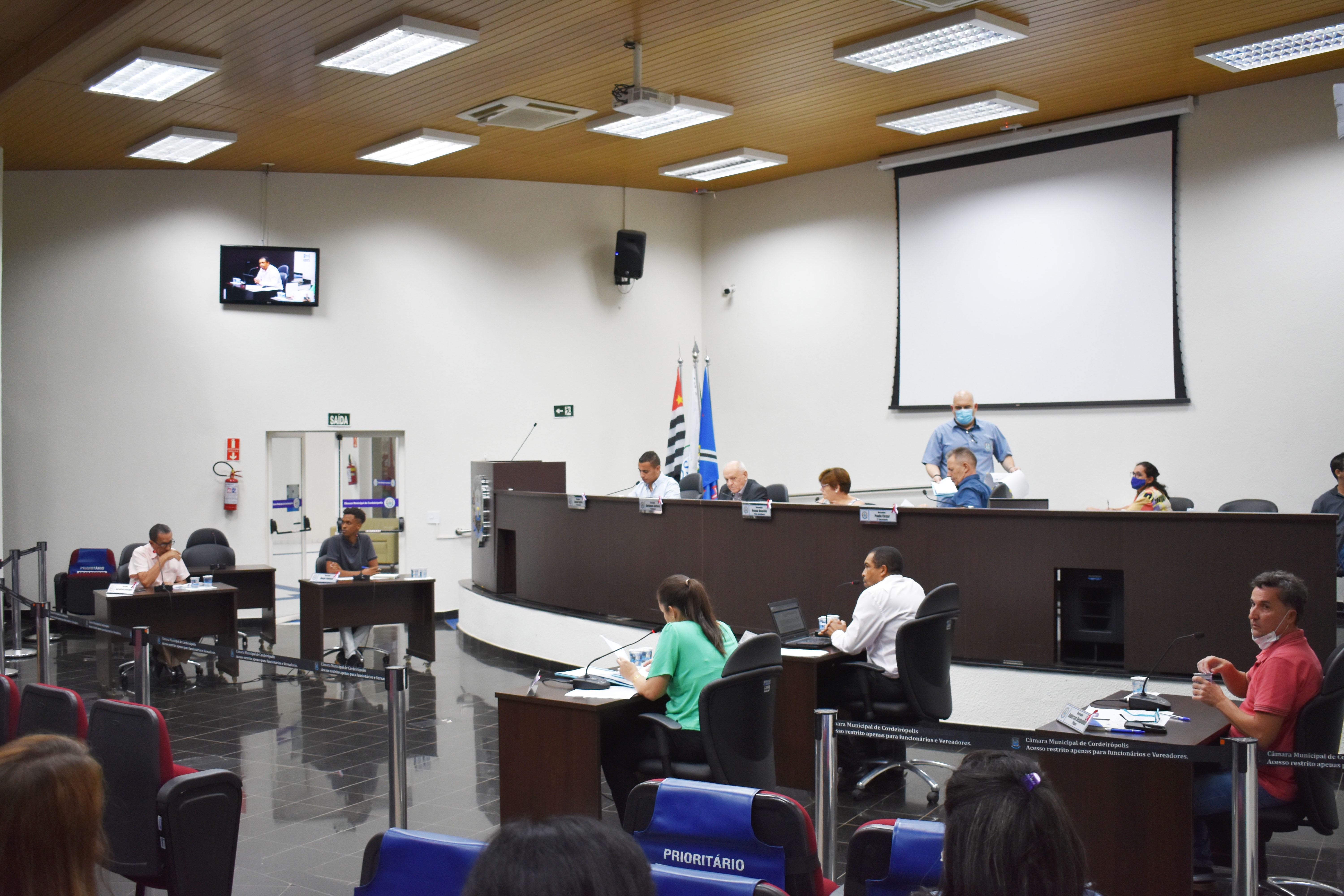 Imagem da notícia: É aprovada incorporação de  direito a gratificação por formação acadêmica aos servidores 