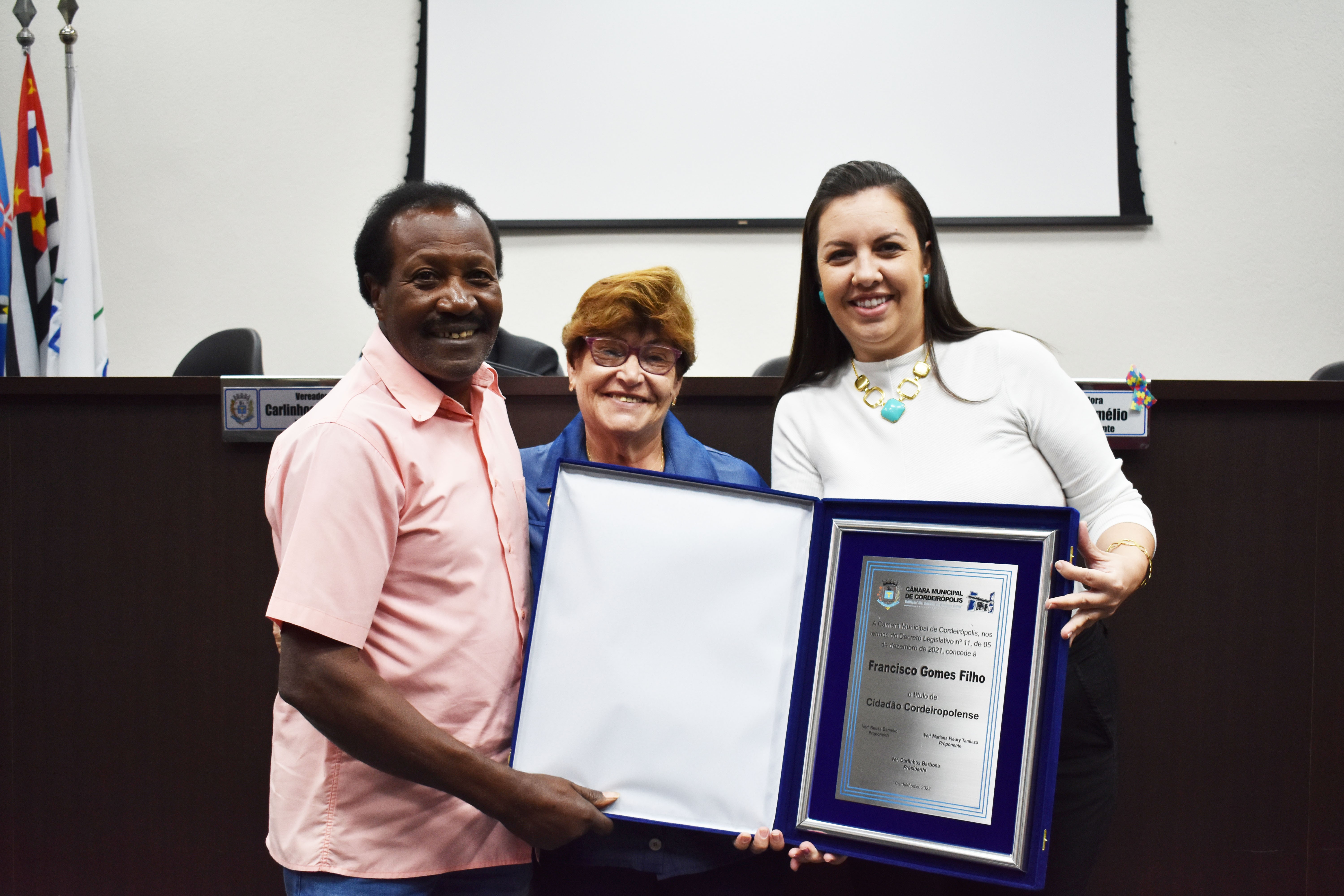 Imagem da notícia: Vereadoras Mariana e Neusa entregam Título de Cidadão a Francisco Gomes Filho