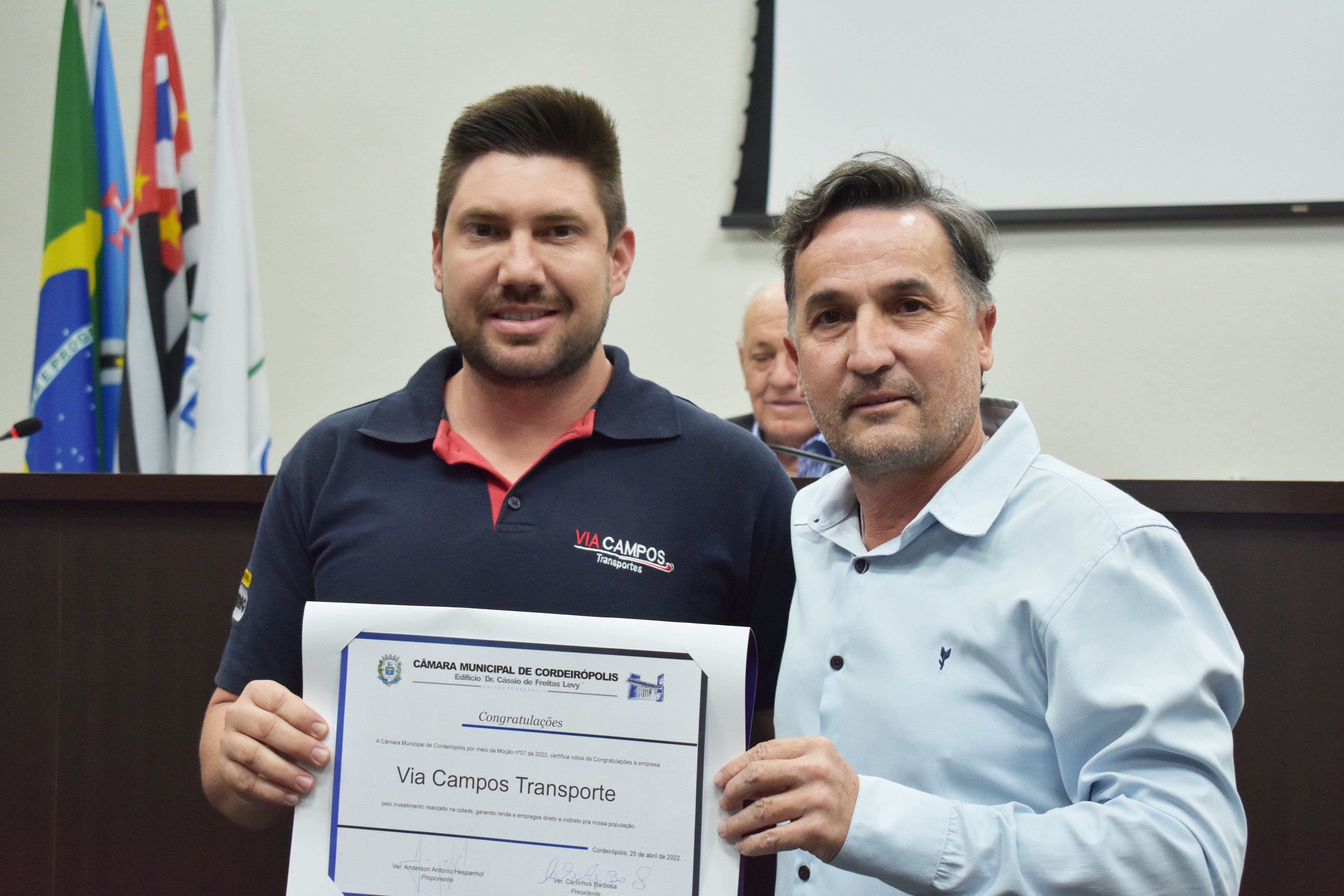 Imagem da notícia: Vereador Anderson Hespanhol entrega Moção de Congratulações a empresário