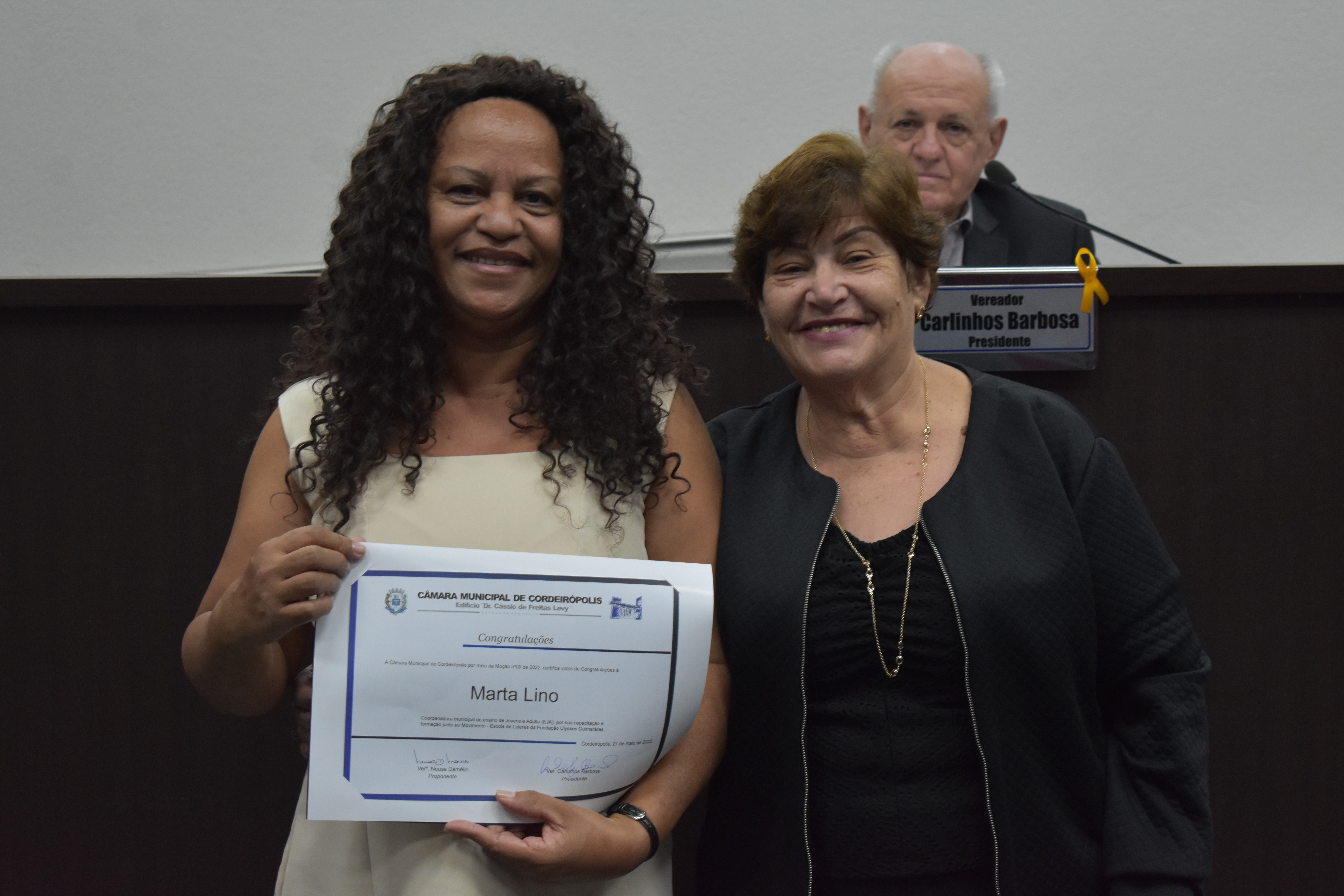 Imagem da notícia: Coordenadora do EJA recebe Moção de Congratulações