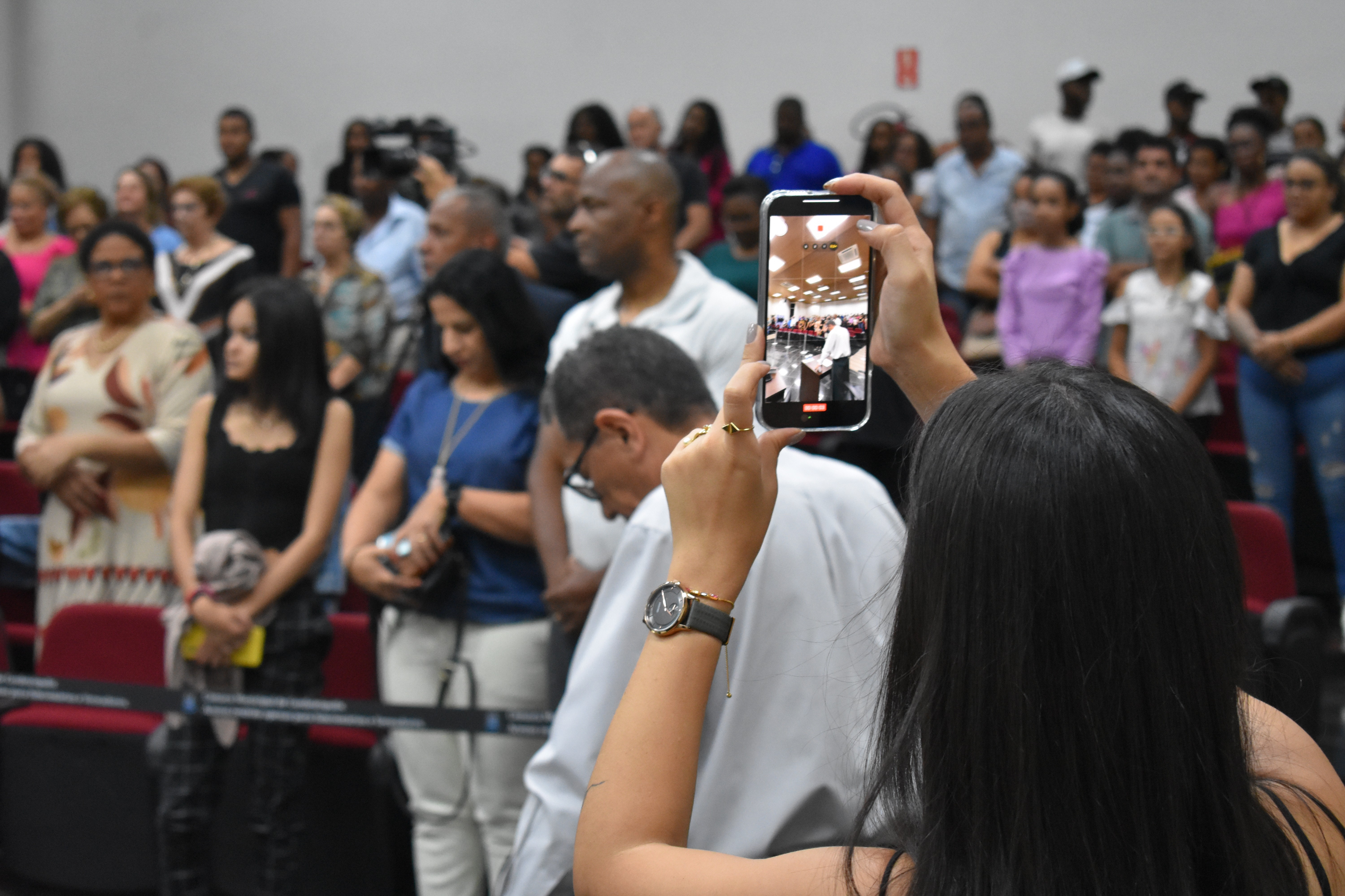 Imagem da notícia: Noite de homenagens lota o plenário da Câmara