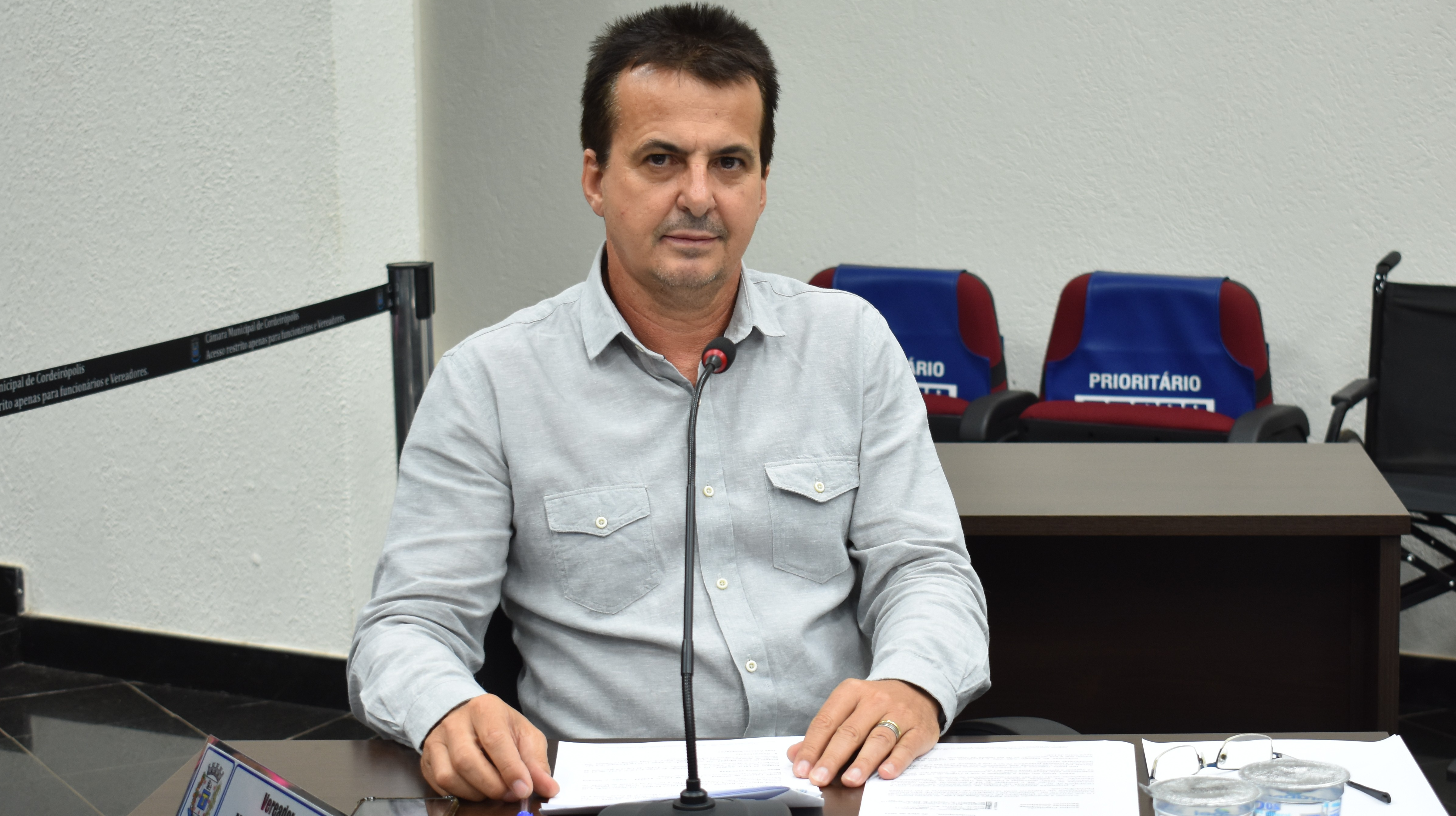 Imagem da notícia: Vereador Valmir Sanches assume lugar no plenário 