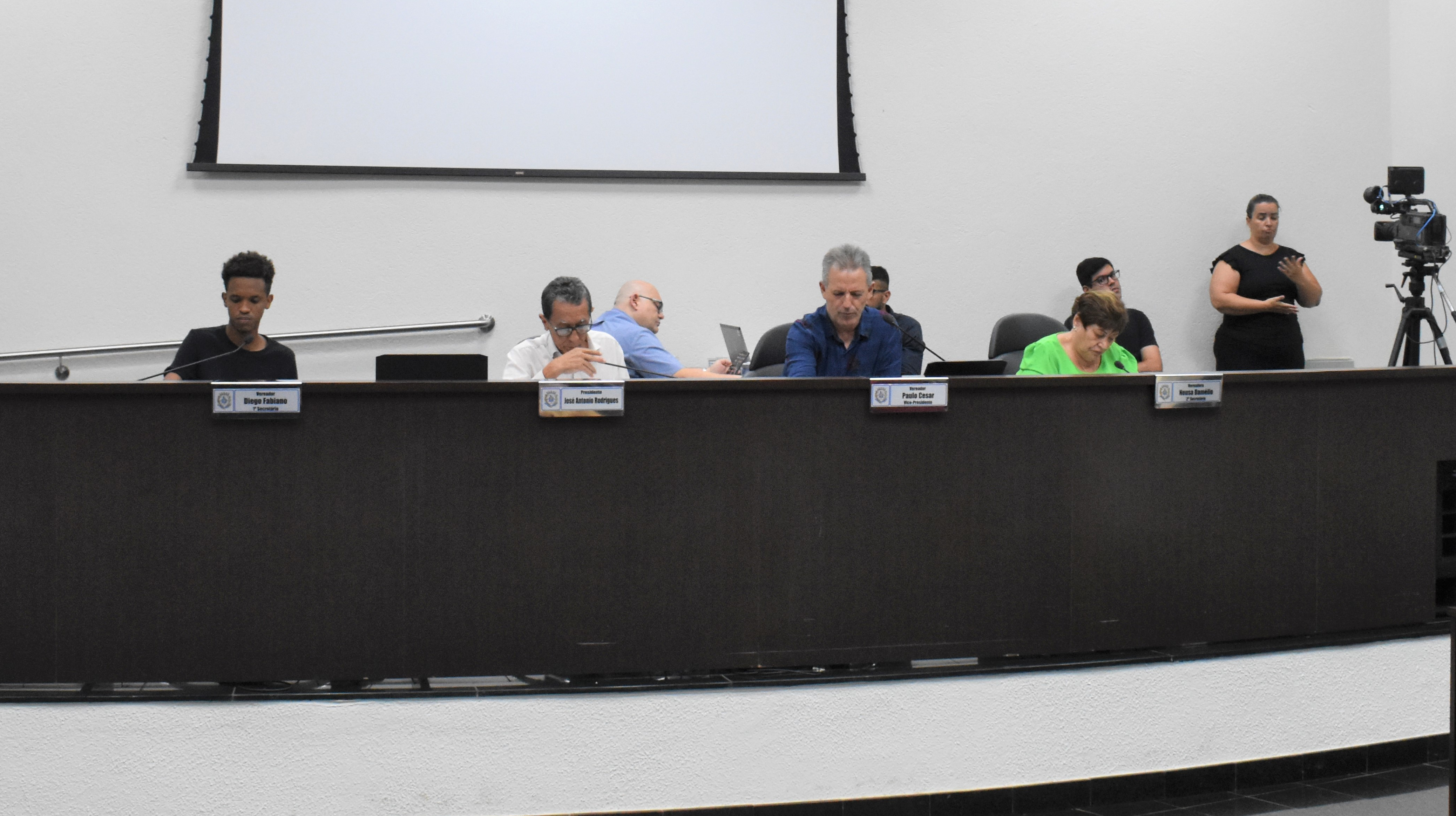 Imagem da notícia: Mesa Diretora concede melhorias nos benefícios dos servidores   