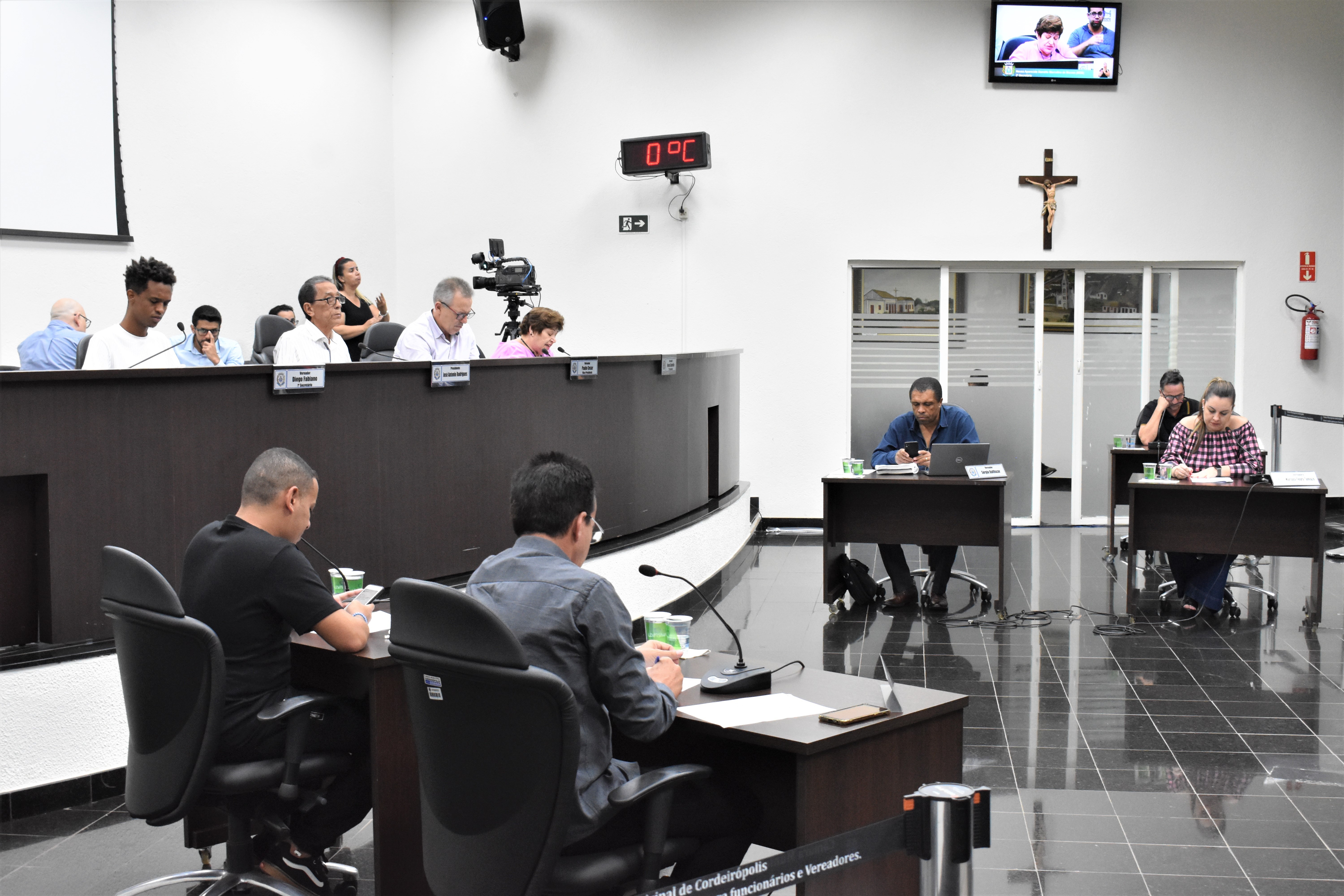 Imagem da notícia: Vereadores fazem indicações, várias sobre sinalização e comunicação pela cidade