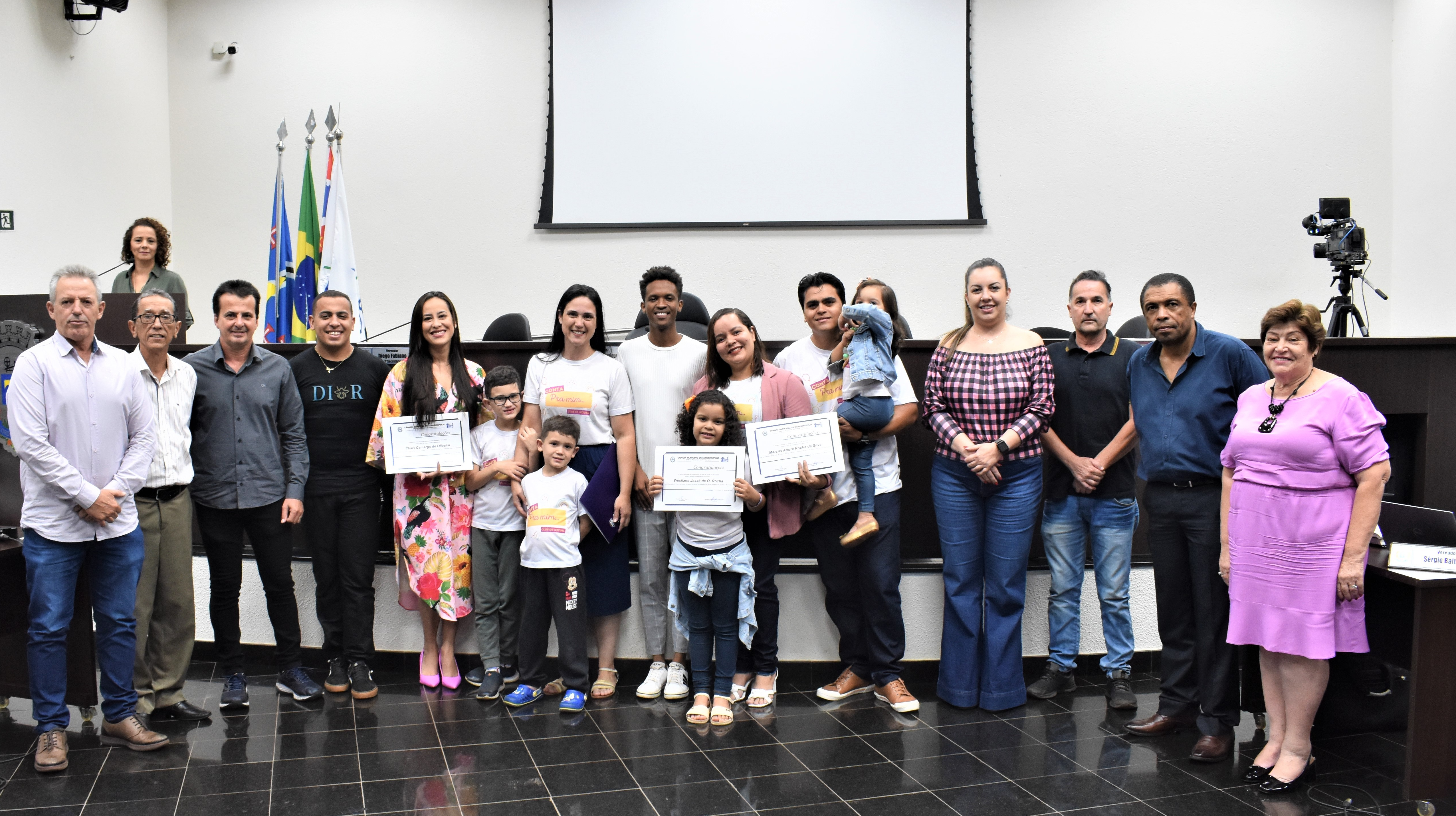 Imagem da notícia: Vereador Diego Fabiano homenageia Clube de Leitura "Conta pra Mim"