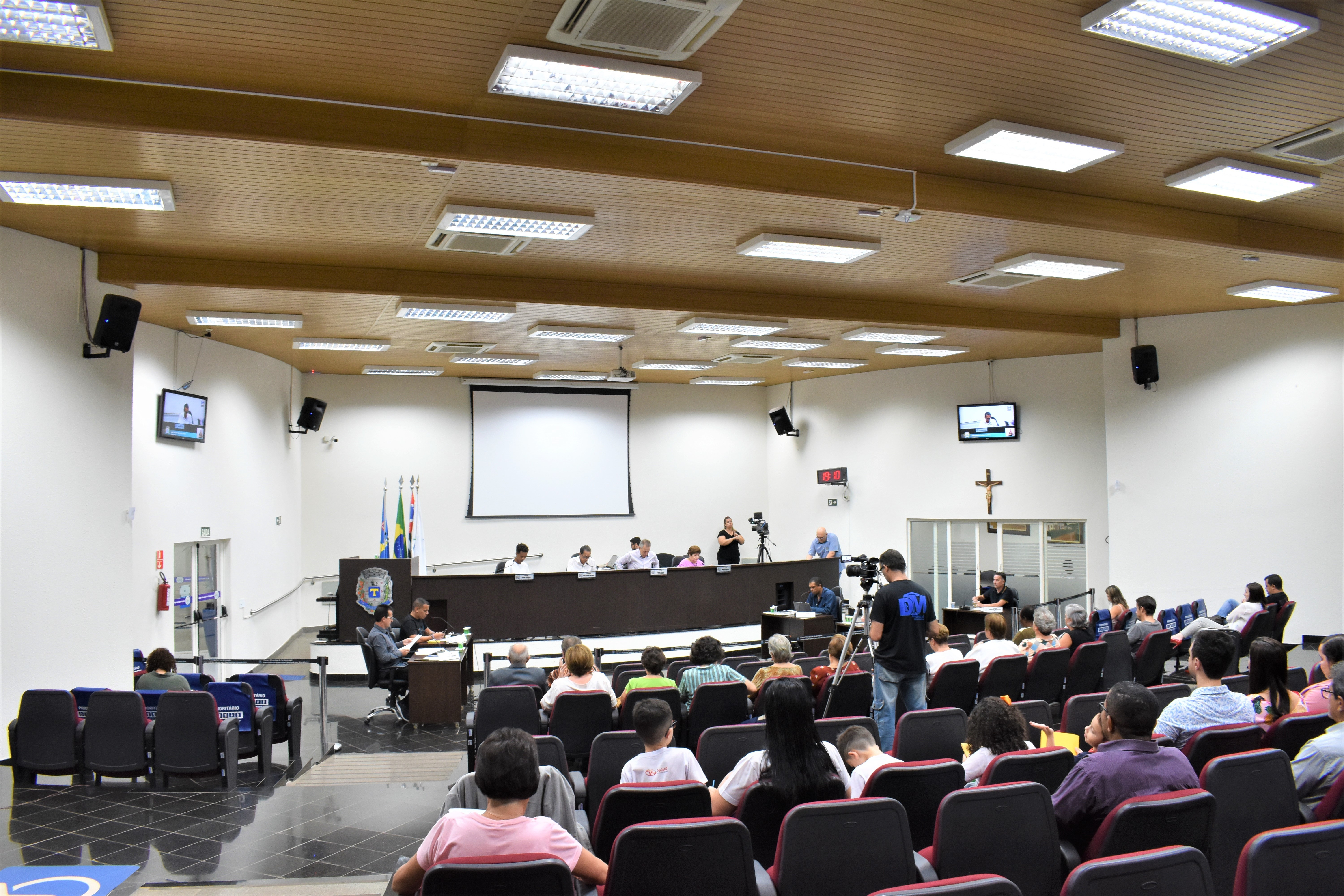 Imagem da notícia: Aprovada revisão geral anual, na remuneração dos servidores e agentes políticos da Câmara