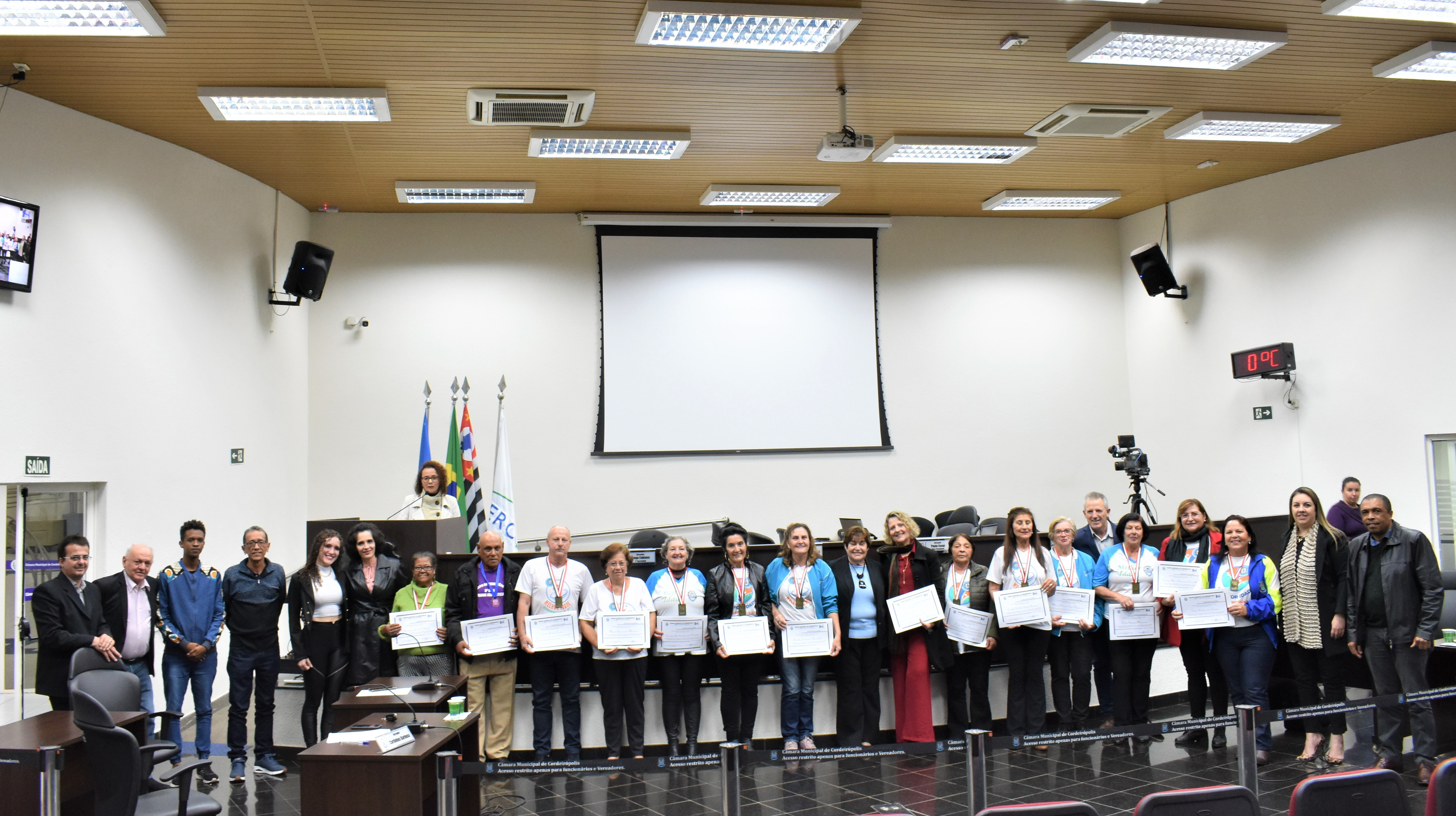 Imagem da notícia: Atletas da Melhor Idade são homenageados pela Ver. Neusa Damélio, na 17º sessão
