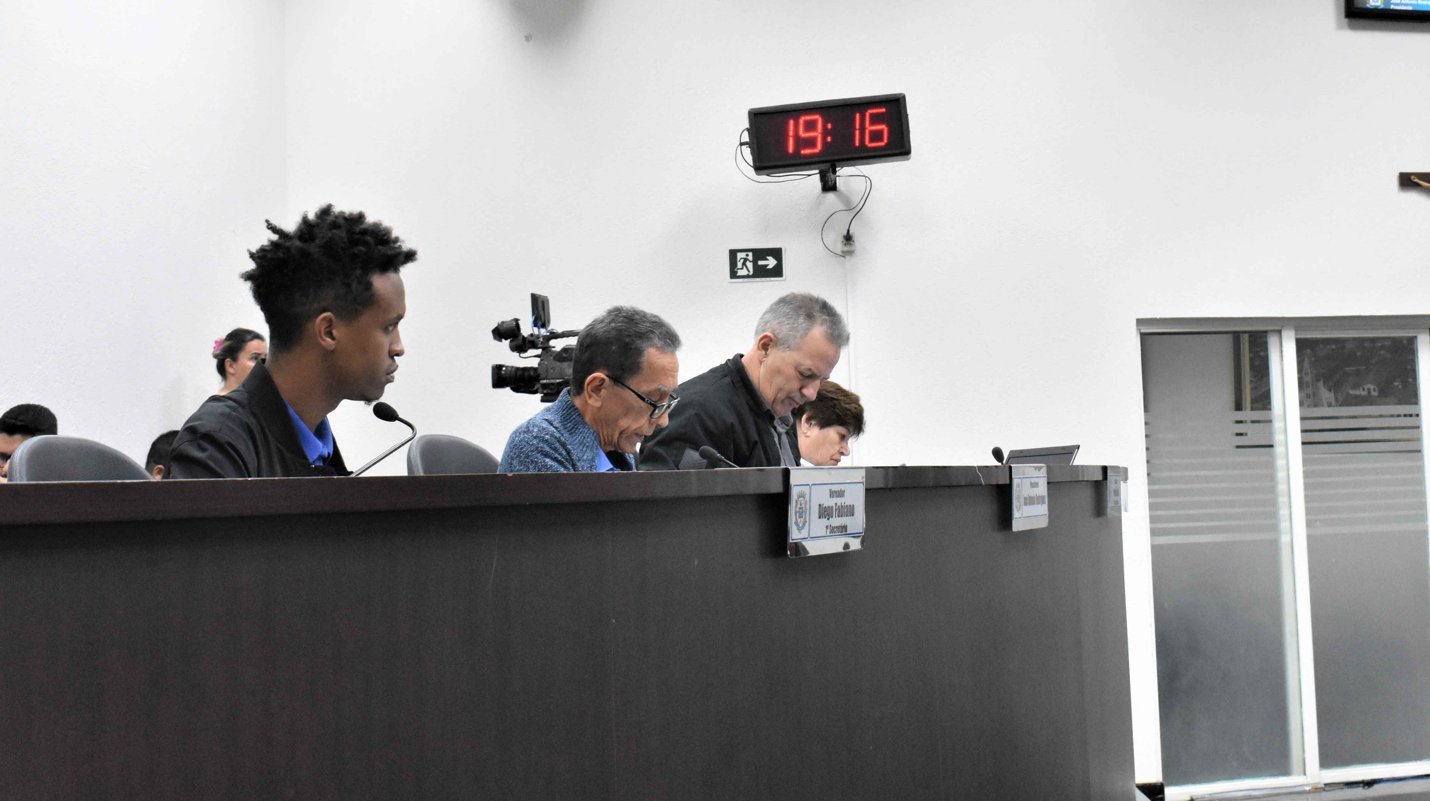 Imagem da notícia: Presidente e 1º Secretário da Casa concedem Títulos de Cidadão Cordeiropolense 