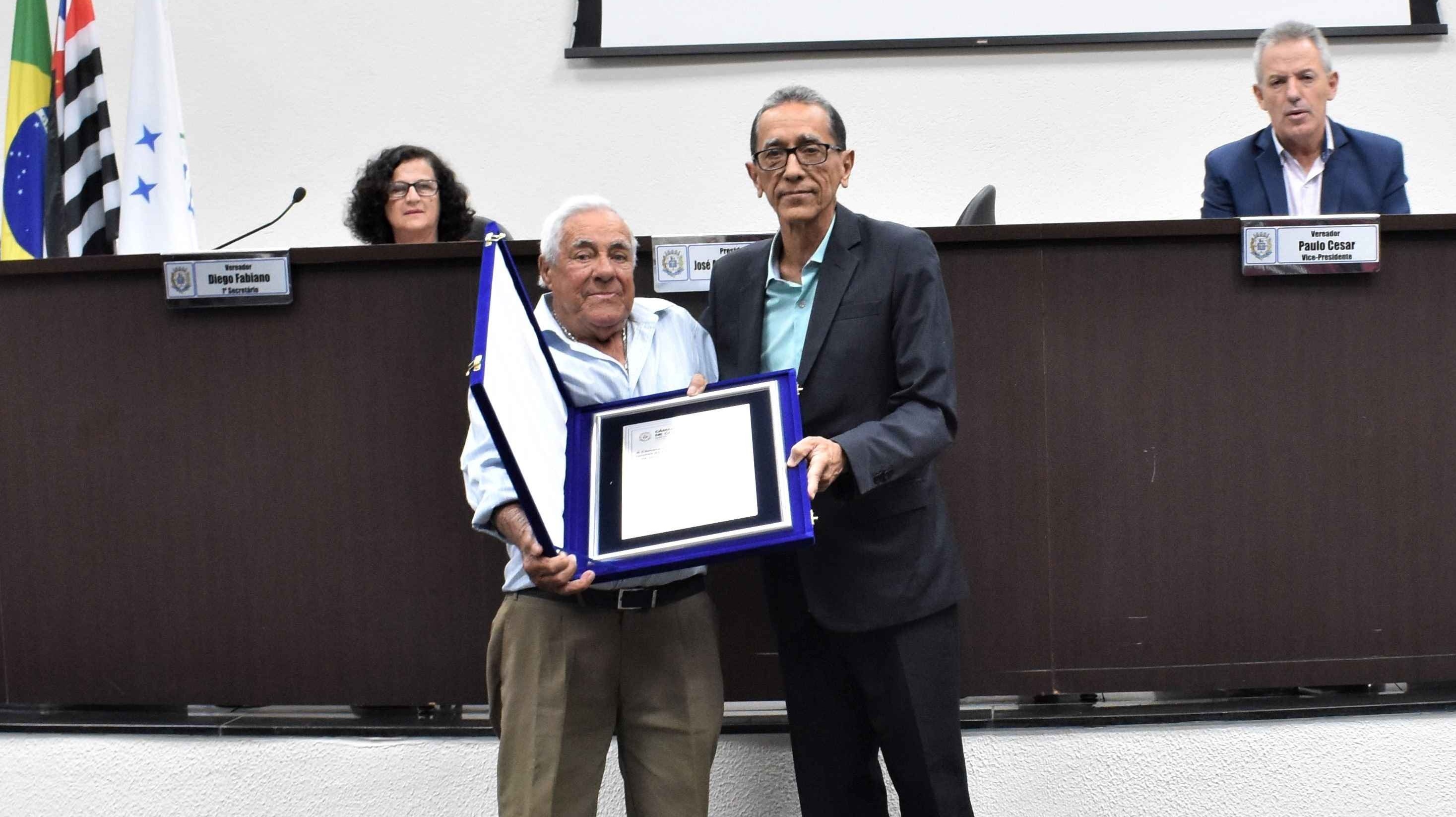 Imagem da notícia: Presidente da Casa concede título de Cidadão Cordeiropolense à Noé de Paula