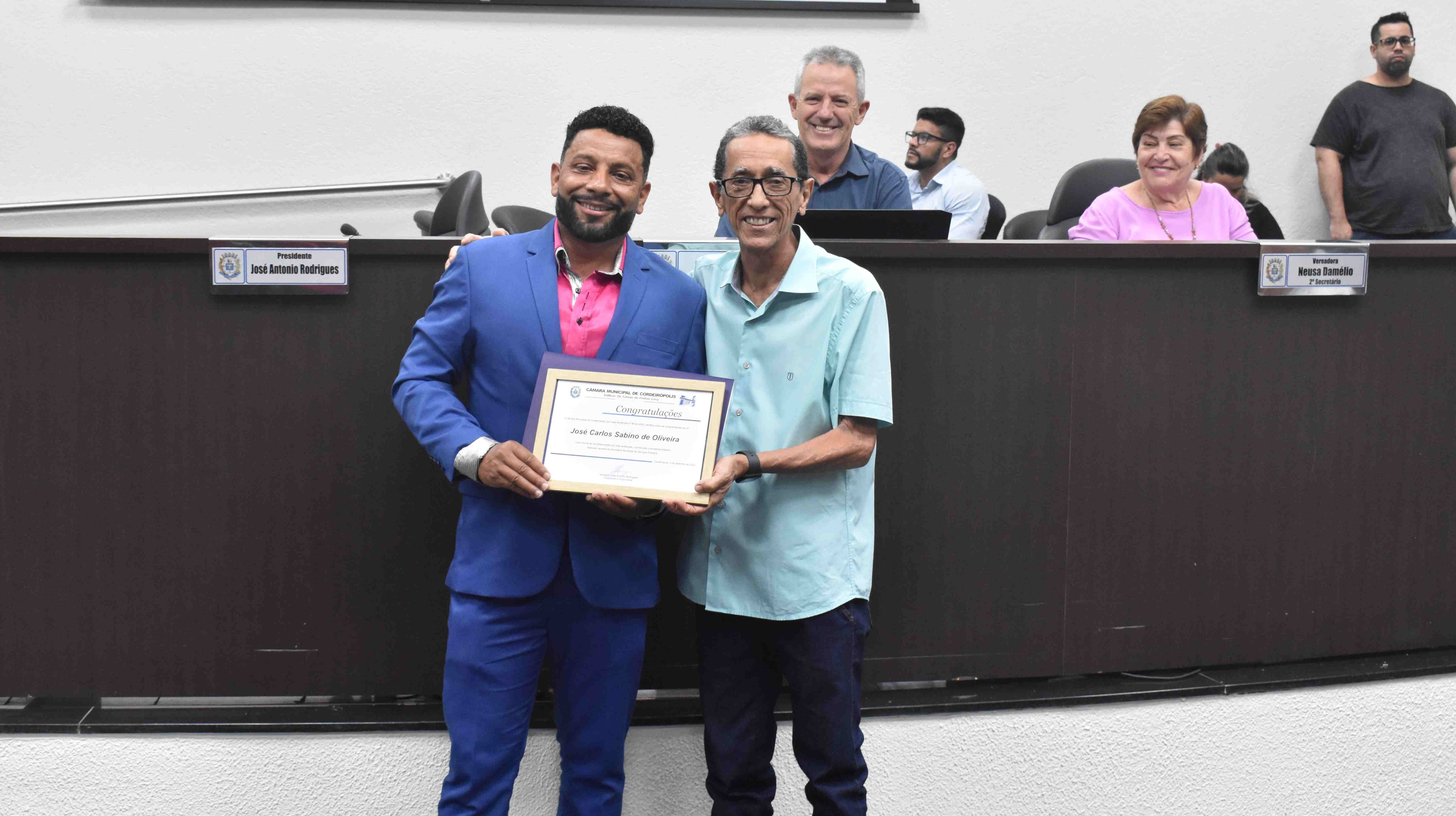 Imagem da notícia: Presidente da Casa homenageia Carlos Sabino, e estende à Secretaria de Serviços Públicos