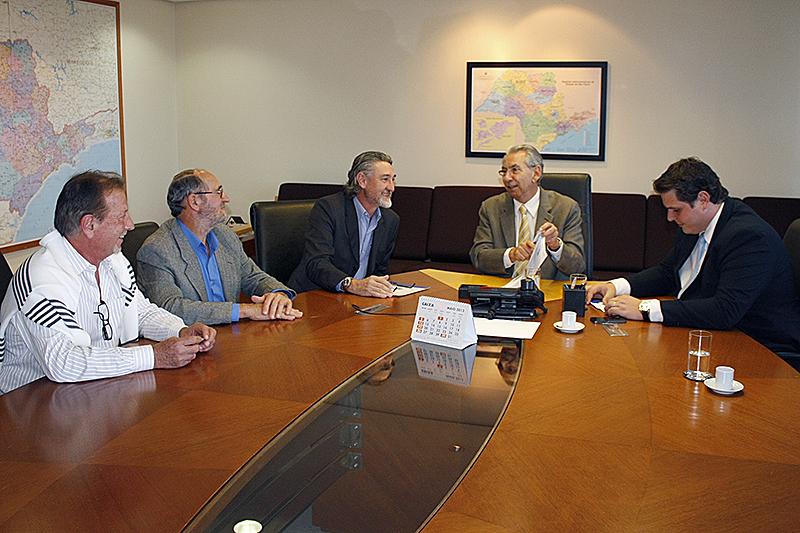 Imagem da notícia: Autoridades vão à Secretaria de Habitação em busca de recursos para conclusão das moradias do Jardim Cordeiro II