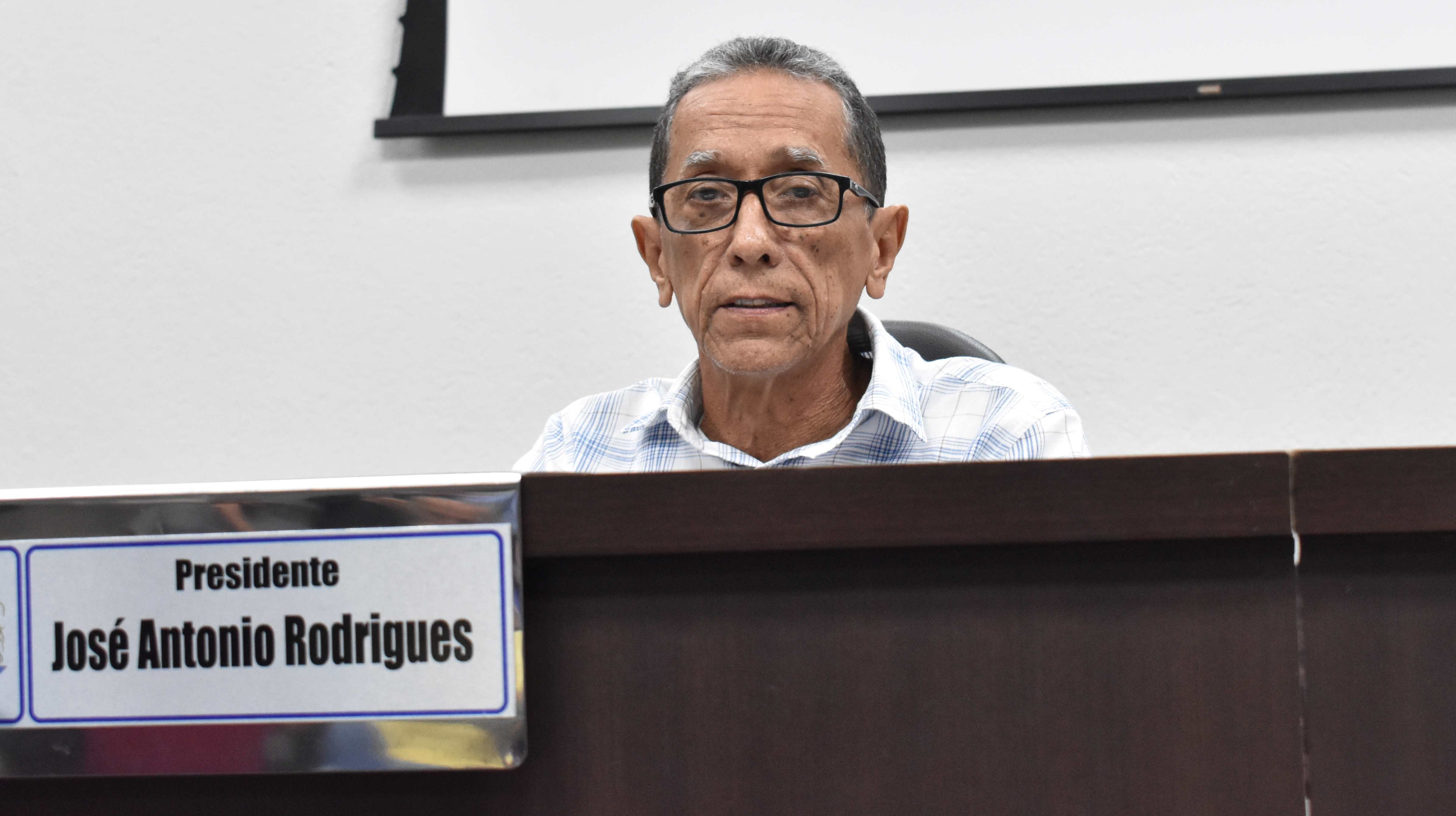 Imagem da notícia: Aprovado projeto que institui colar de girassol para identificar pessoa com deficiência oculta