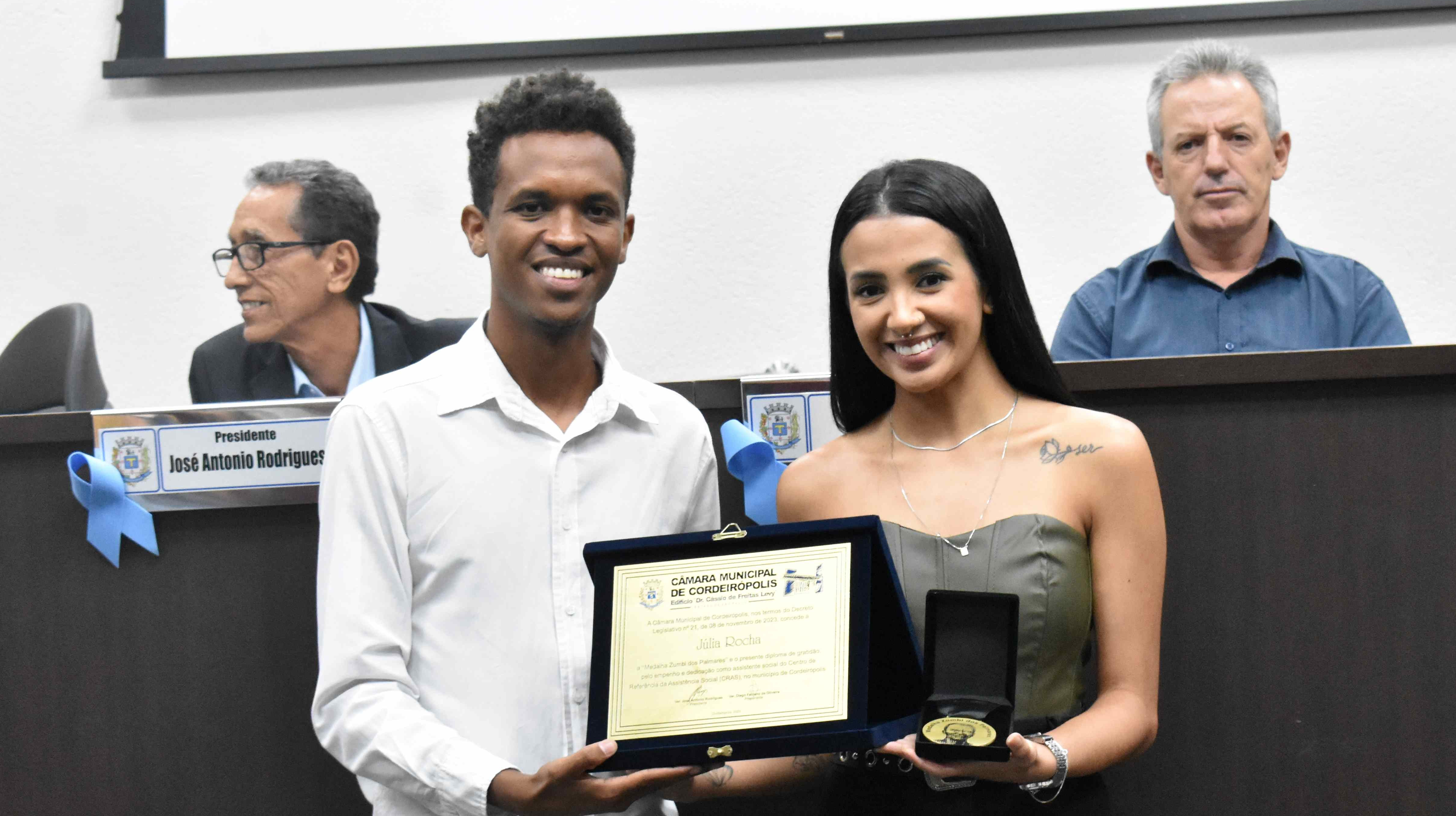 Imagem da notícia: Medalha "Zumbi dos Palmares" para Júlia Rocha, uma homenagem do ver. Diego Fabiano