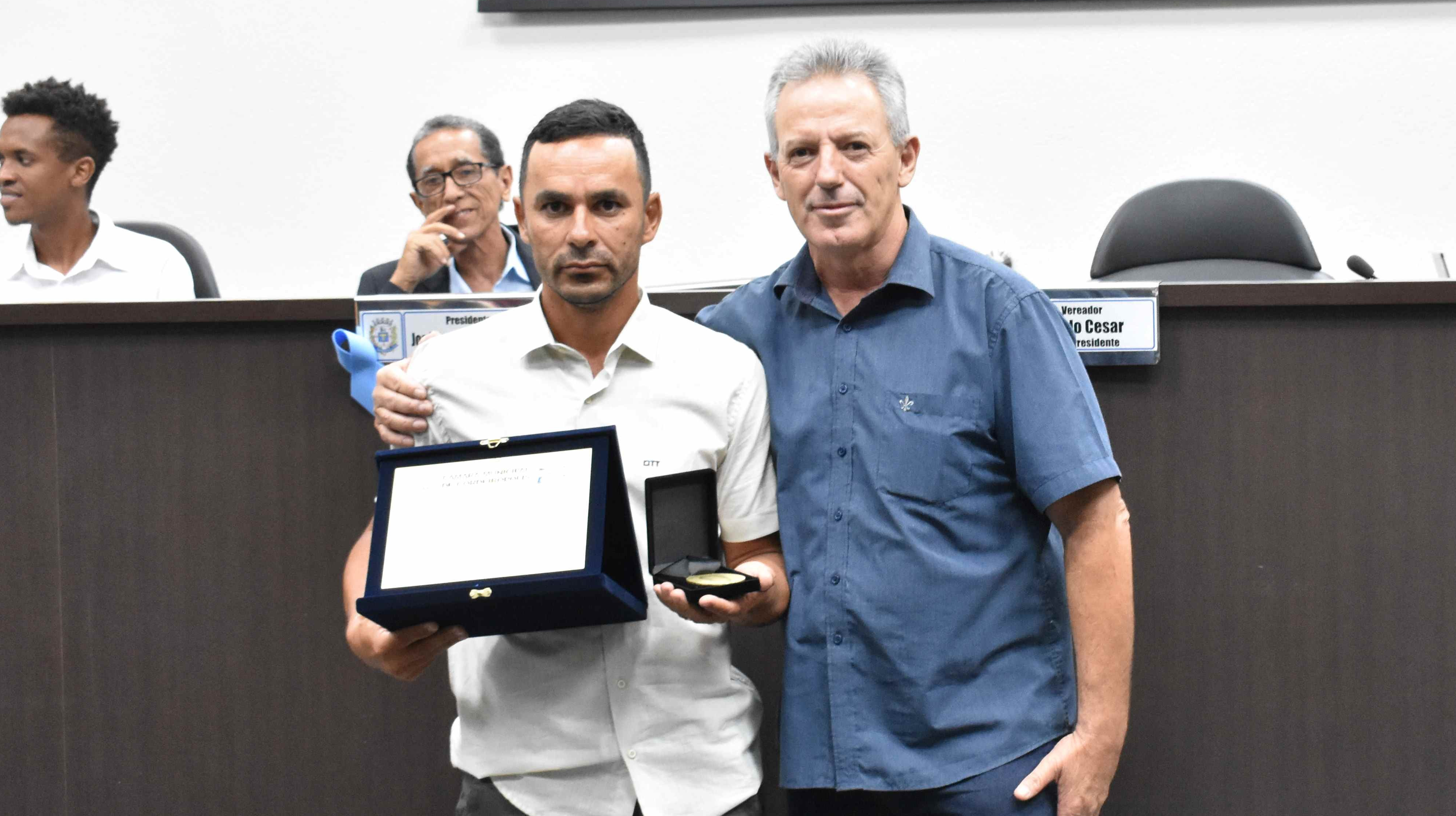 Imagem da notícia: Ver. Paulo C. Morais entrega Medalha "João Pacífico" para Luiz Carlos de Souza