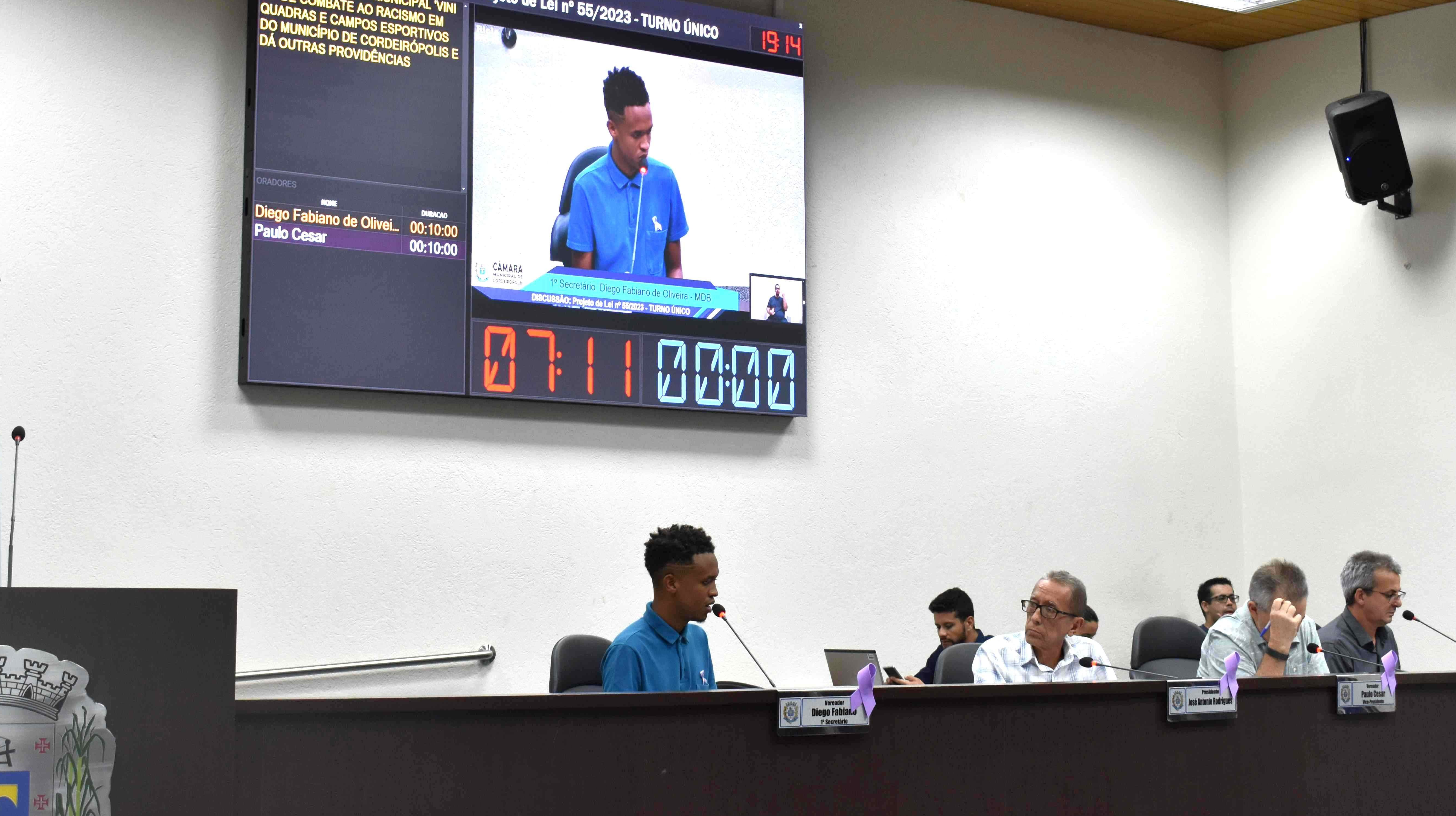Imagem da notícia: Contra racismo no esporte, Câmara de Cordeirópolis aprova Política Vini Jr.