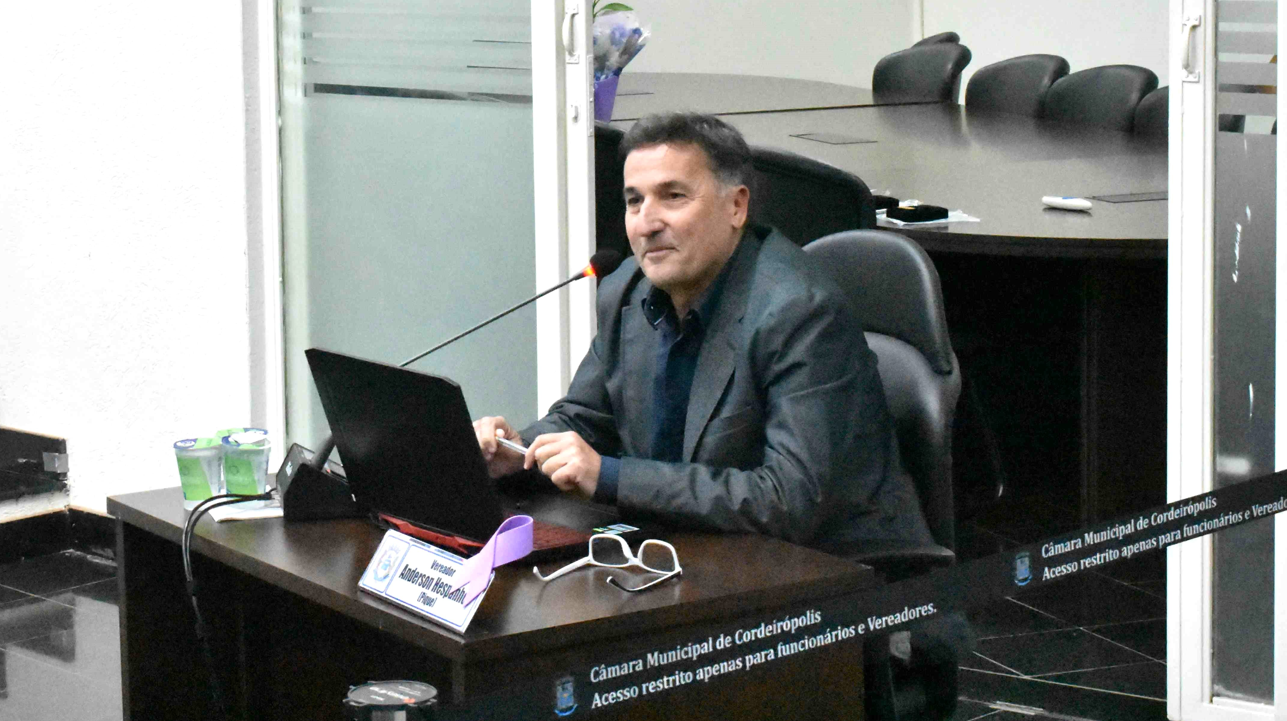 Imagem da notícia: Aprovado PDL que concede título de "Cidadão Cordeiropolense" ao Gil da banca