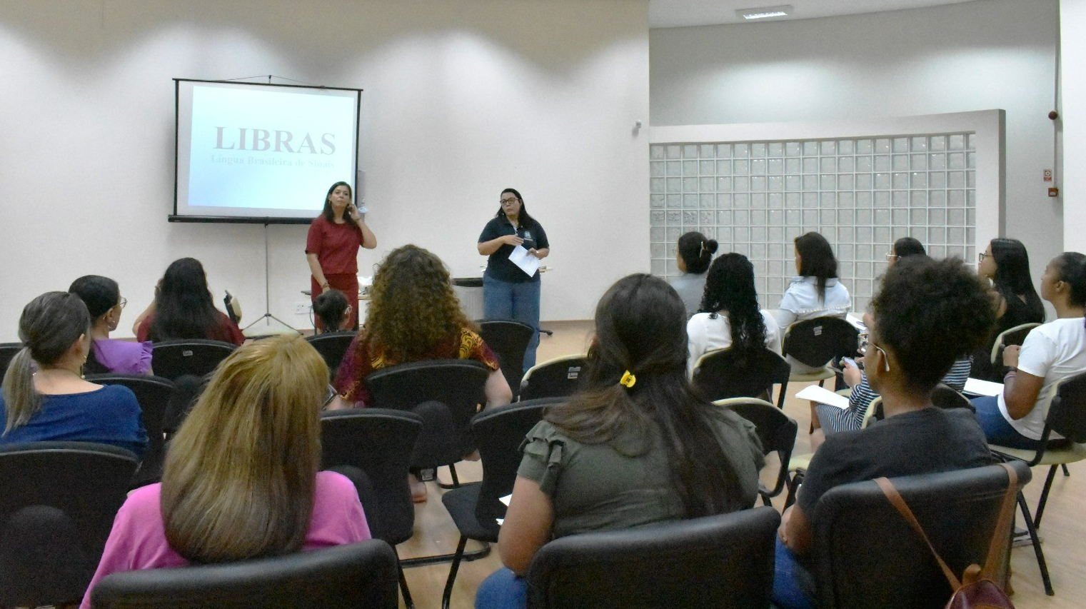 Imagem da notícia: Curso de Libras gratuito pela Escola do Legislativo teve sua 1ª aula esta semana