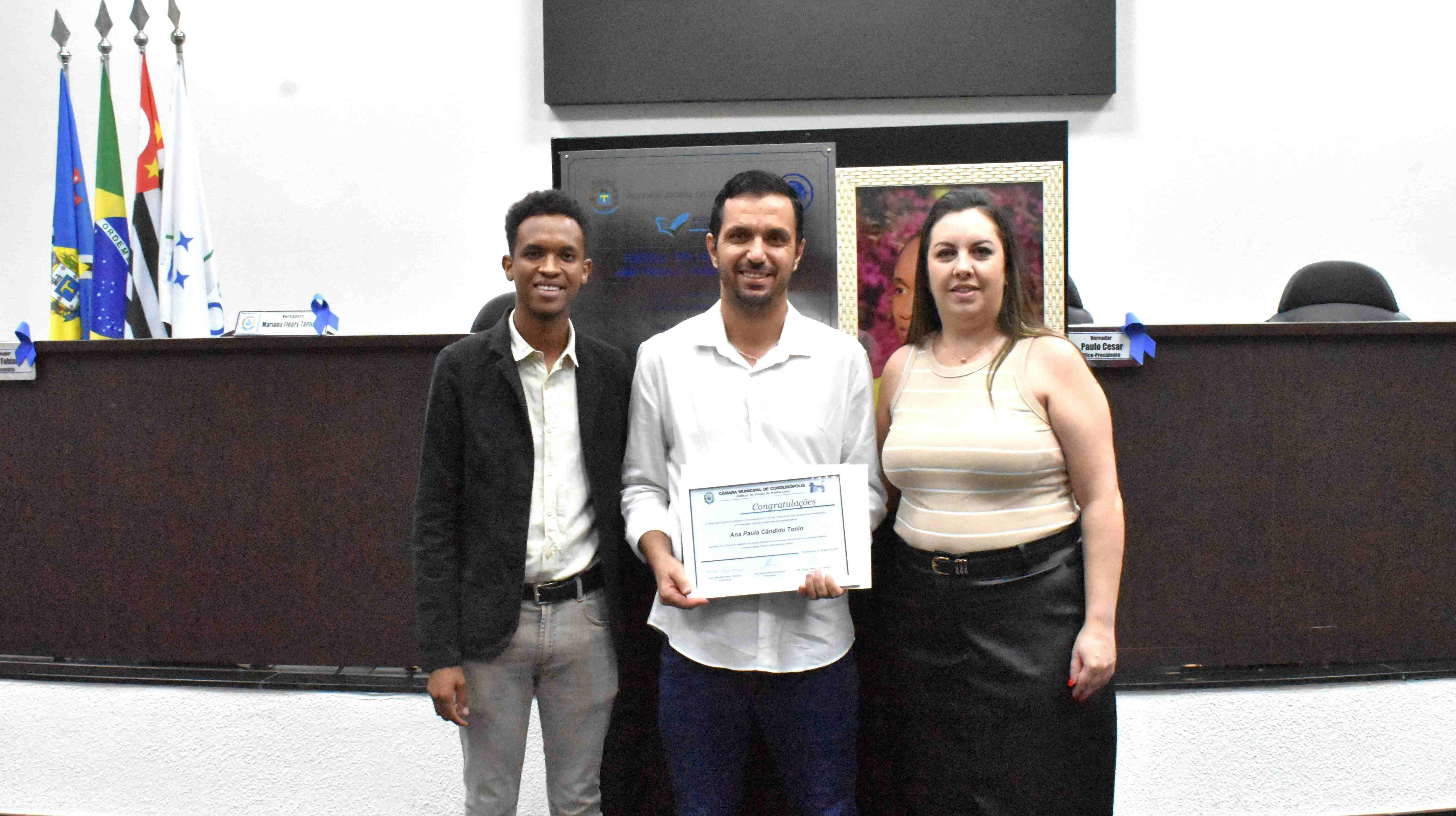 Imagem da notícia: Escola do Legislativo "Ana Paula Cândido Tonin" tem nome oficializado em cerimônia de denominação