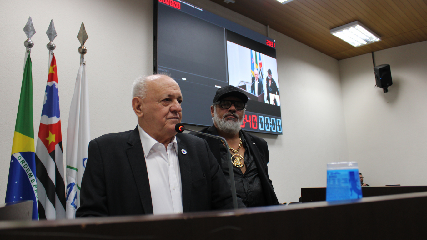 Imagem da notícia: Vereador Carlos Barbosa Concede Título de “Cidadão Cordeiropolense” a Marcelo Gigich