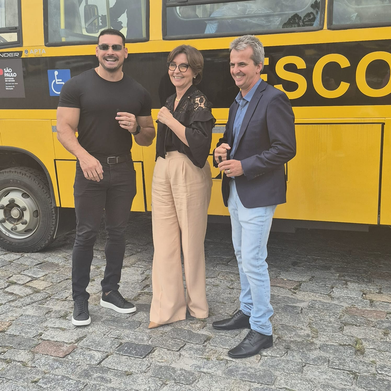 Imagem da notícia: Valmir Sanches ( União) e Prefeita Cristina Saad (União) realizam retirada de ônibus destinado ao município por emenda do Deputado Estadual Felipe Franco (União)