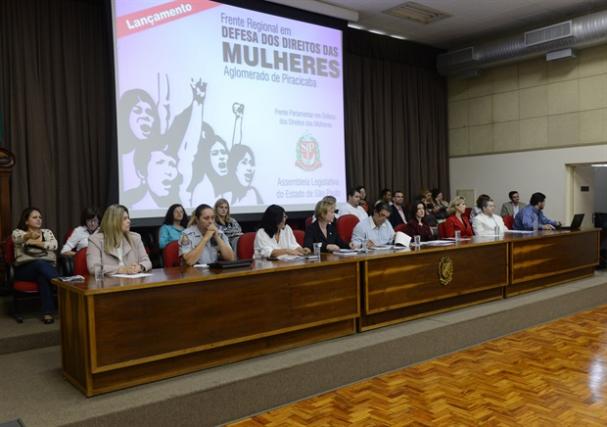 Imagem da notícia: Vereadora participa de reunião da Frente Regional de Defesa dos Direitos das Mulheres