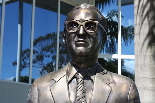 Imagem da notícia: Busto em homenagem ao centenário de Cássio de Freitas Levy é apresentado na Câmara