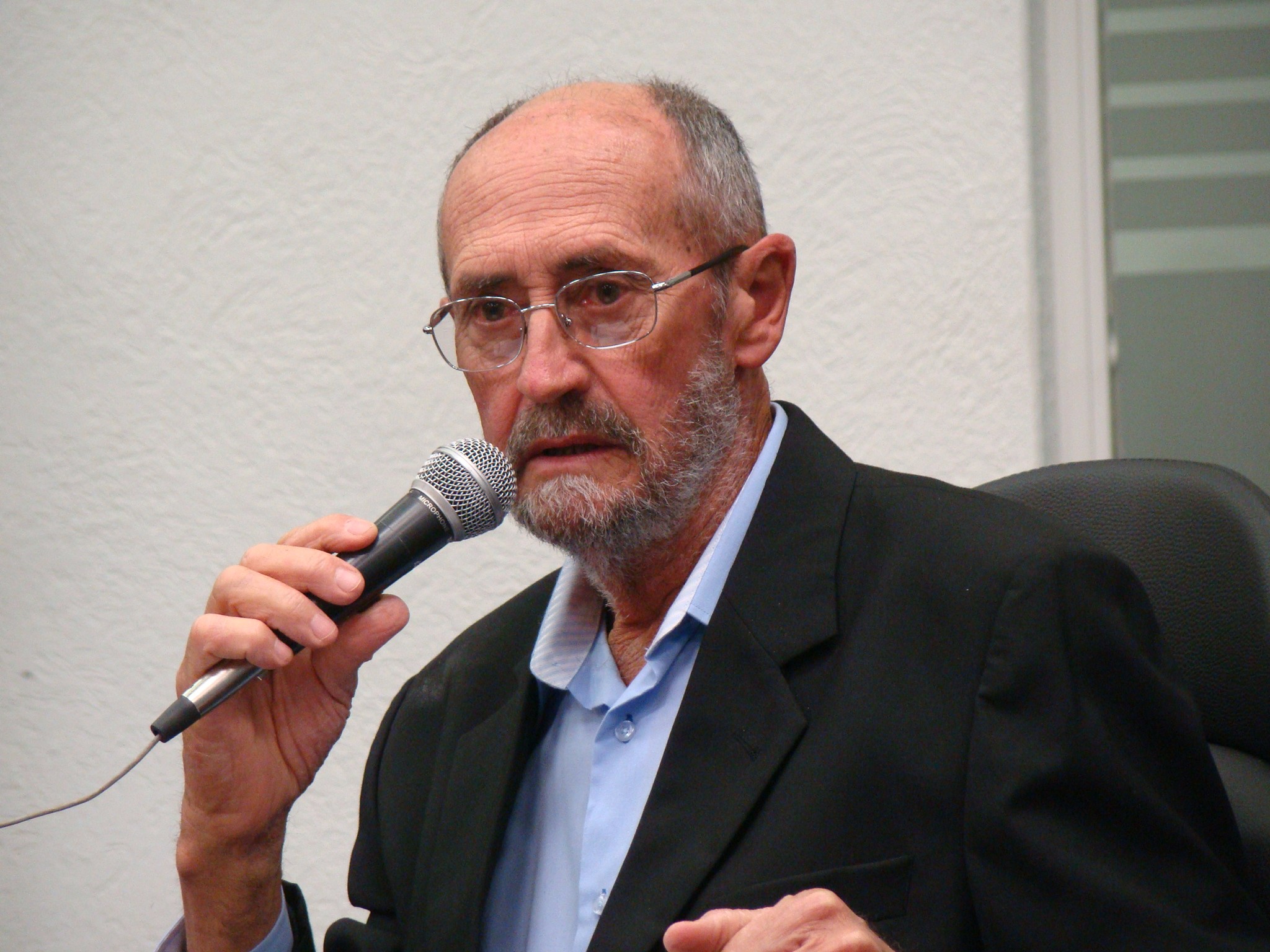 Imagem da notícia: Lei sobre uso de agrotóxicos proposta por Botion é sancionada