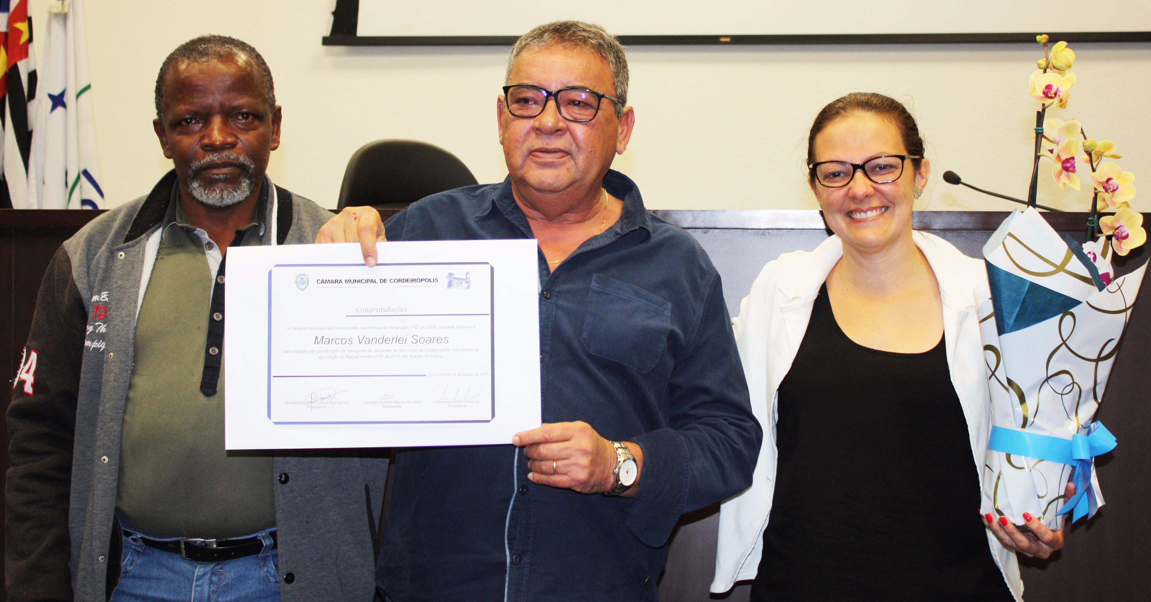 Imagem da notícia: Funcionário Público recebe homenagem dos vereadores