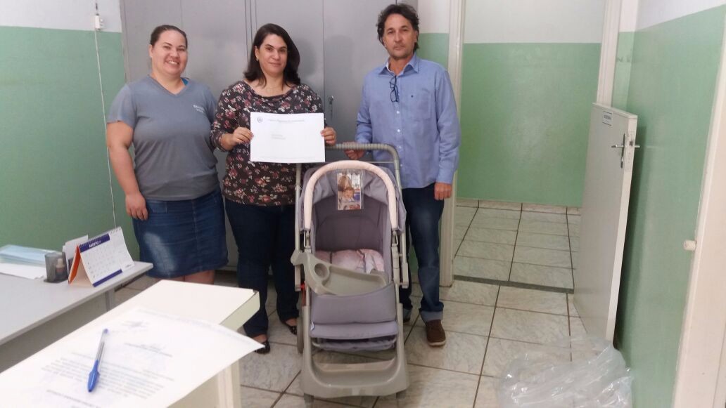 Imagem da notícia: Vereador Pique realiza entrega de carrinho de bebê em CEI´s
