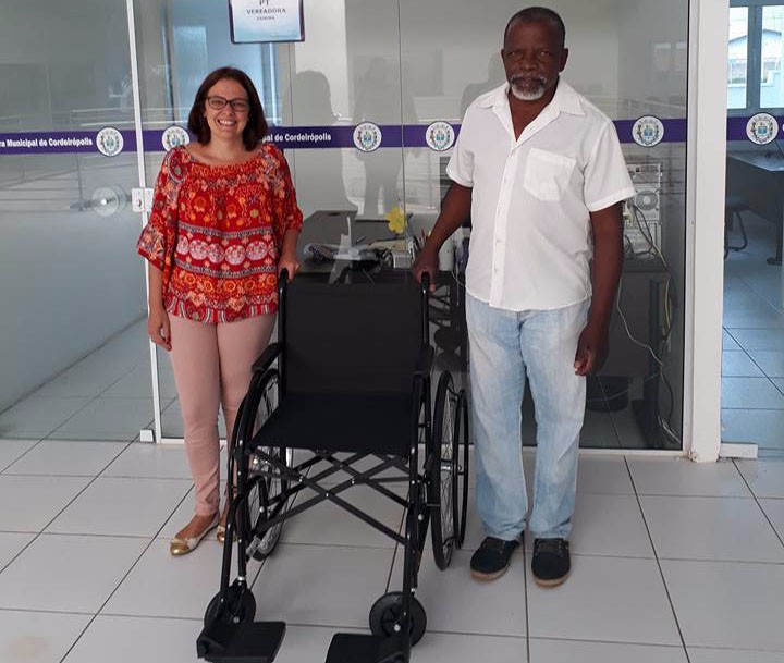 Imagem da notícia: Câmara Municipal adquiri uma cadeira de rodas para atender a acessibilidade