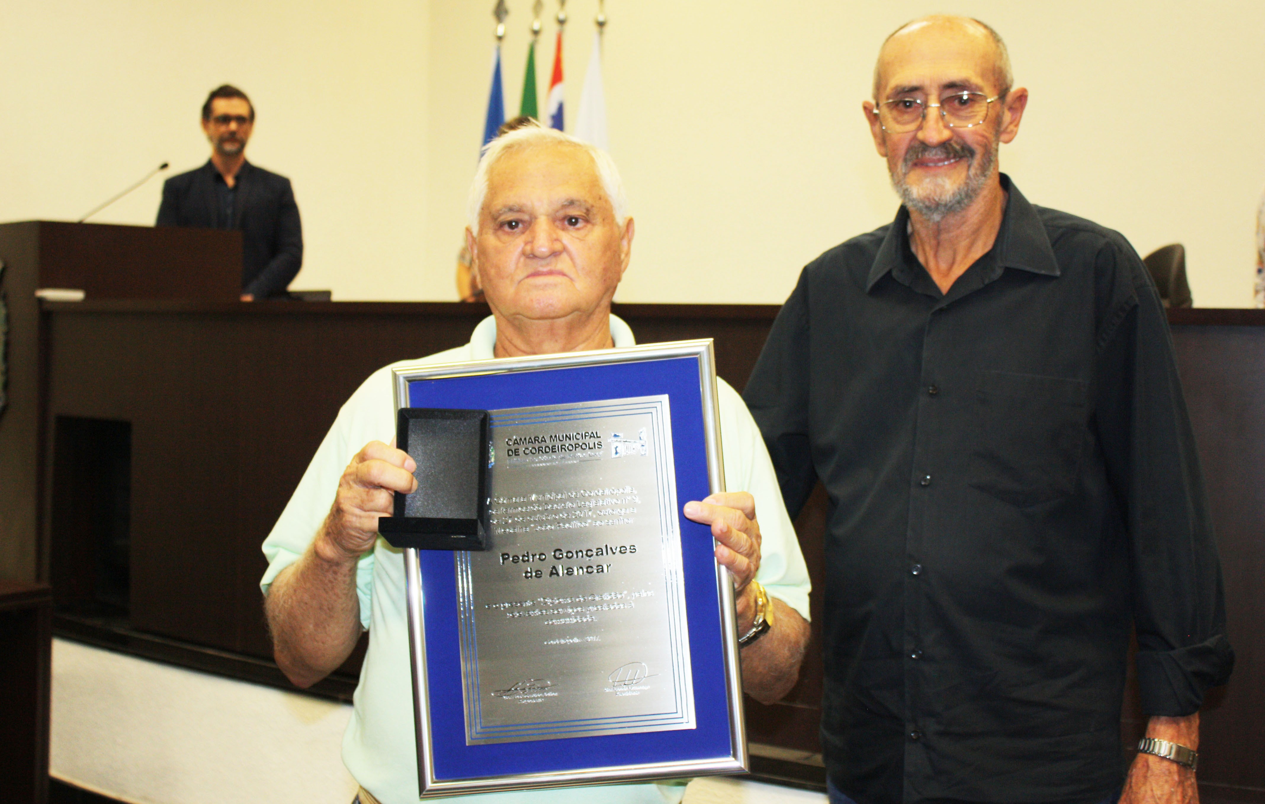 Imagem da notícia: Pedro Alencar recebe homenagem durante Sessão