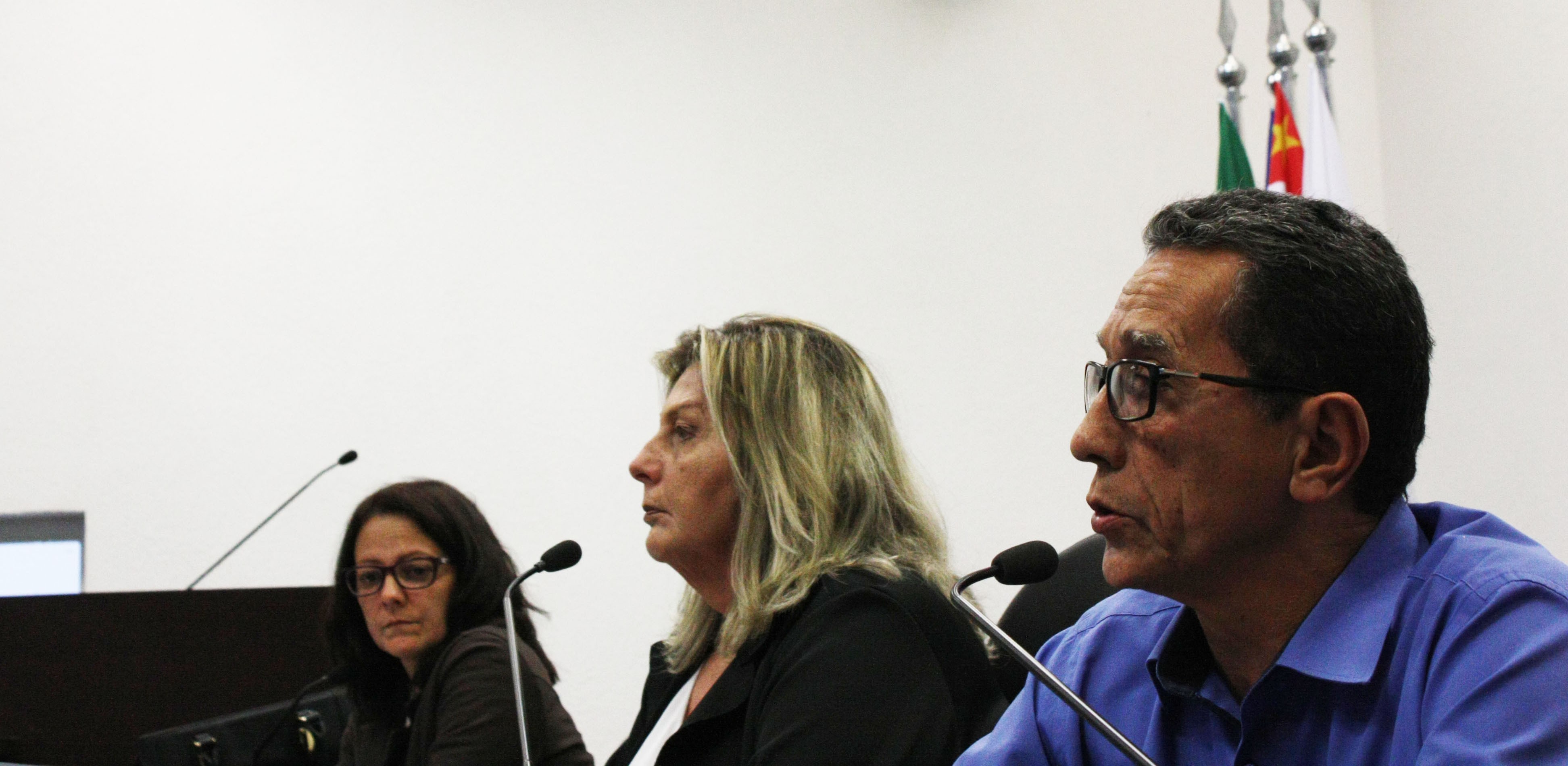 Imagem da notícia: Parlamentares votam parecer da Comissão de Justiça e Redação