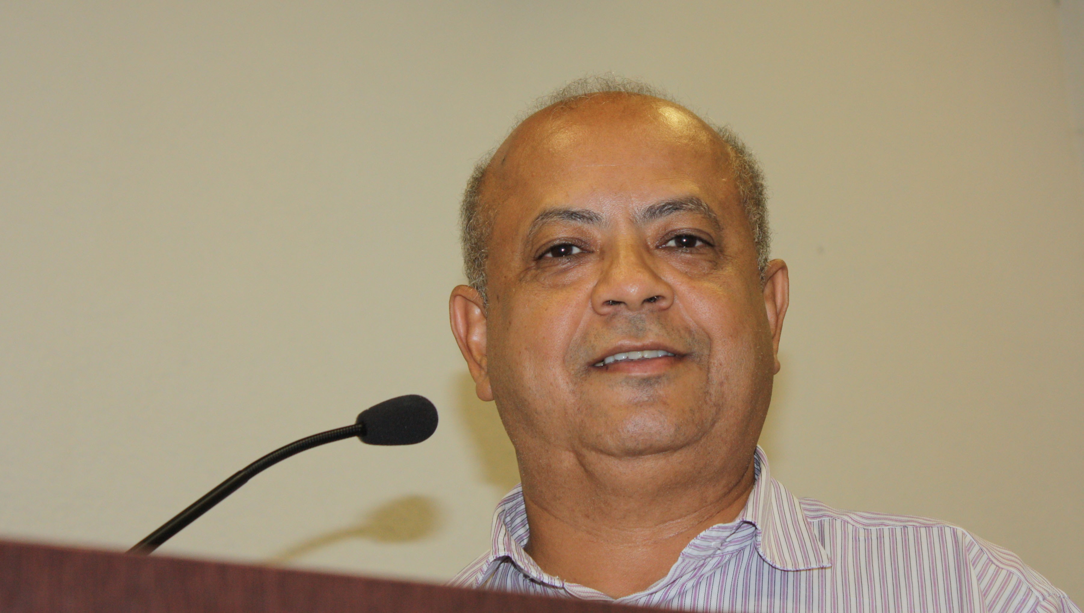 Imagem da notícia: Secretário de Serviços Públicos fala durante a Sessão