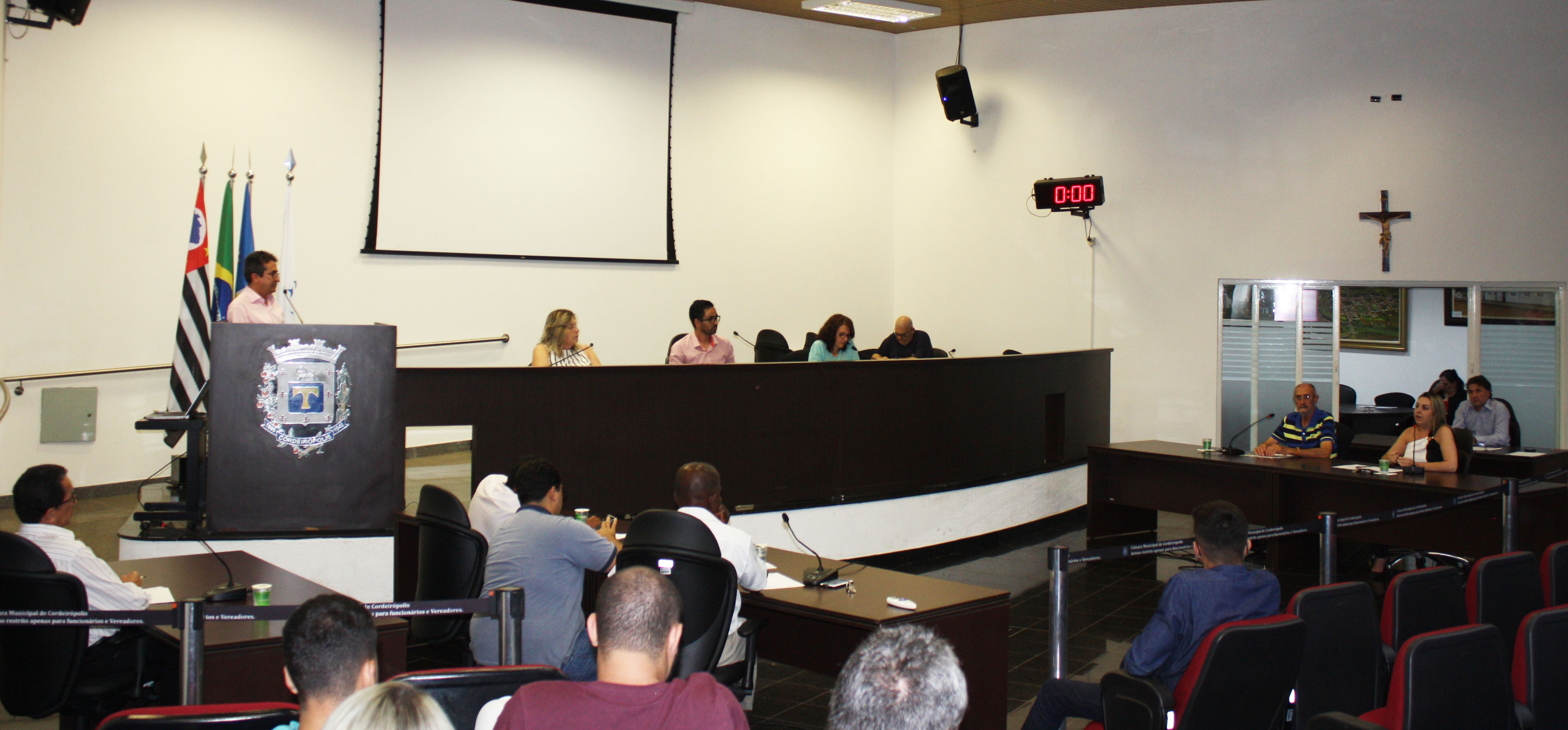 Imagem da notícia: Câmara de Cordeirópolis aprova projeto que retira carros abandonados das ruas